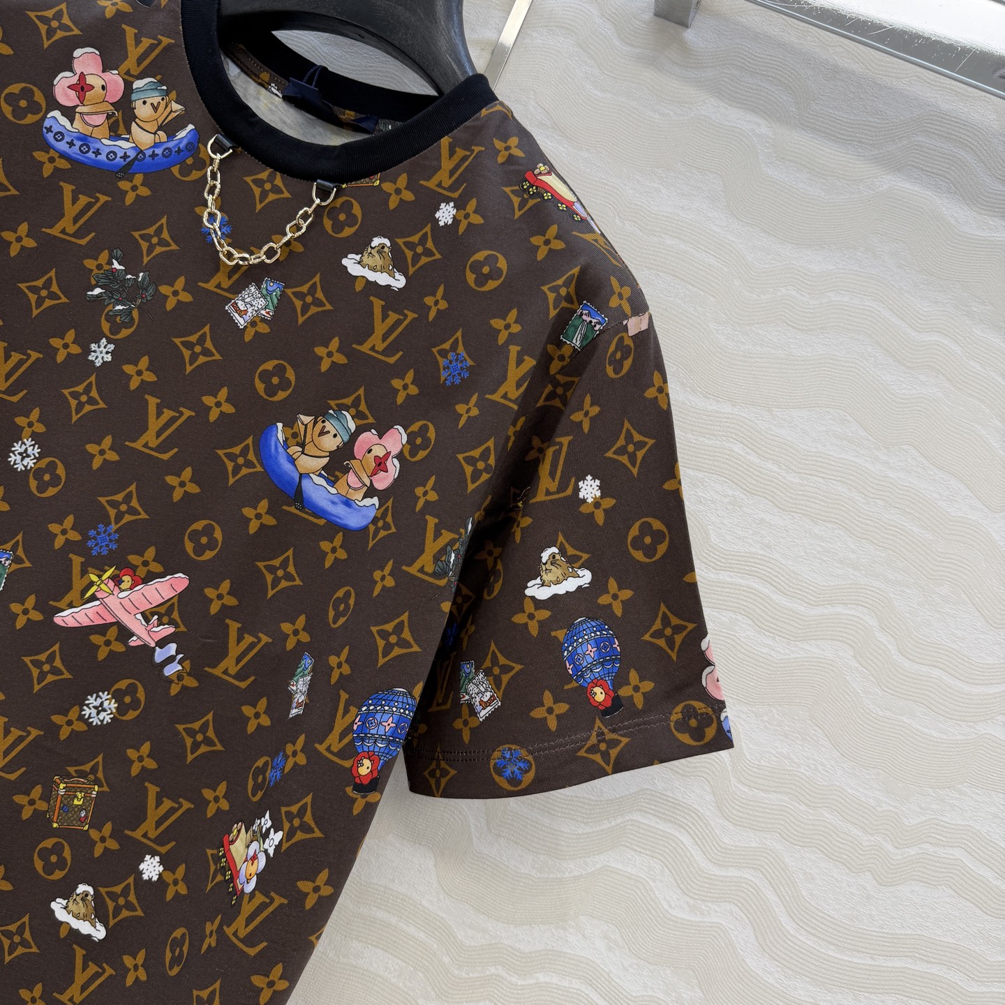 爆单推荐，原单品质💕lou神仙颜值的薇薇安🌈系列经典MONOGRAM印花短袖T恤。经典版型上身减龄绝绝子