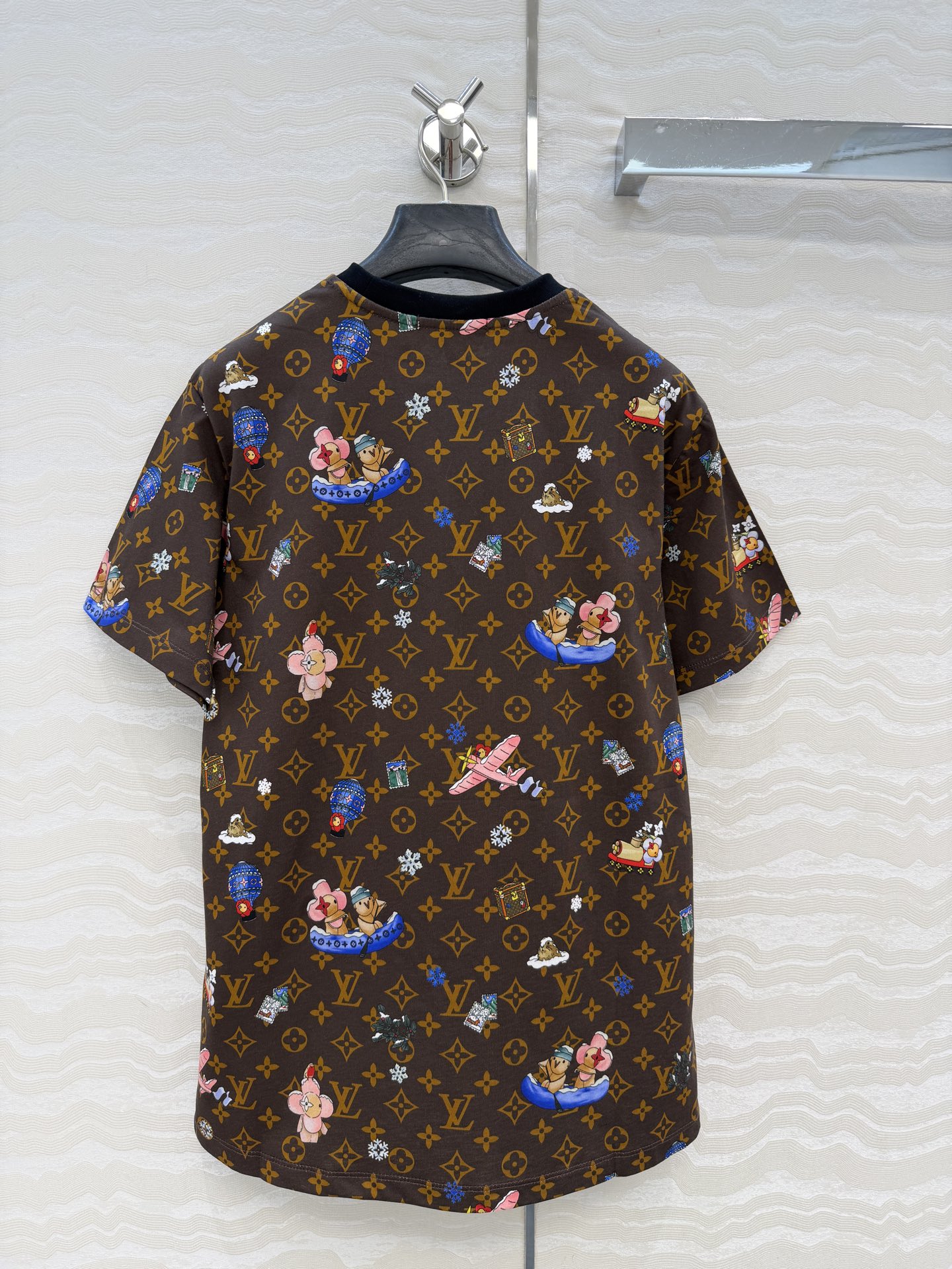 爆单推荐，原单品质💕lou神仙颜值的薇薇安🌈系列经典MONOGRAM印花短袖T恤。经典版型上身减龄绝绝子