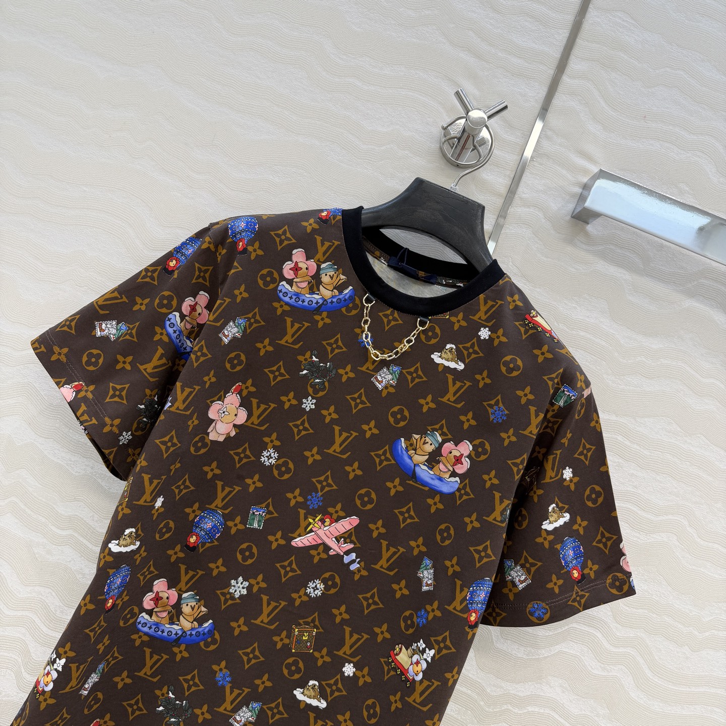 爆单推荐，原单品质💕lou神仙颜值的薇薇安🌈系列经典MONOGRAM印花短袖T恤。经典版型上身减龄绝绝子