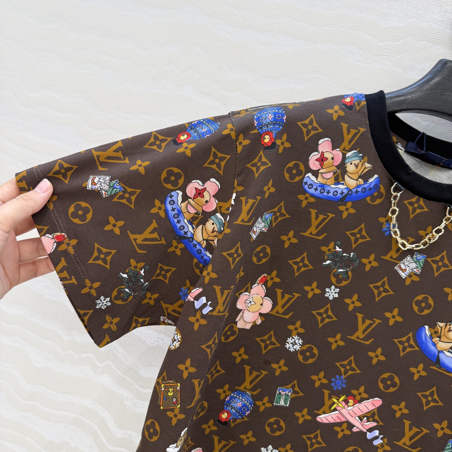 爆单推荐，原单品质💕lou神仙颜值的薇薇安🌈系列经典MONOGRAM印花短袖T恤。经典版型上身减龄绝绝子