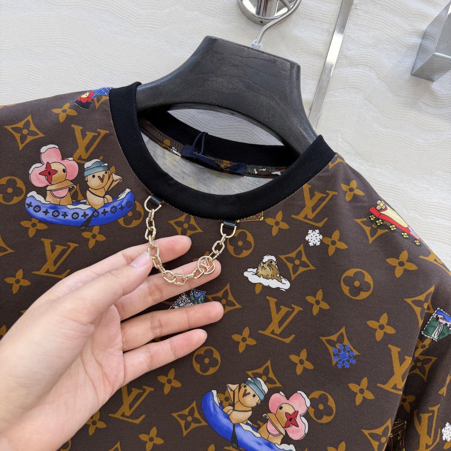 爆单推荐，原单品质💕lou神仙颜值的薇薇安🌈系列经典MONOGRAM印花短袖T恤。经典版型上身减龄绝绝子