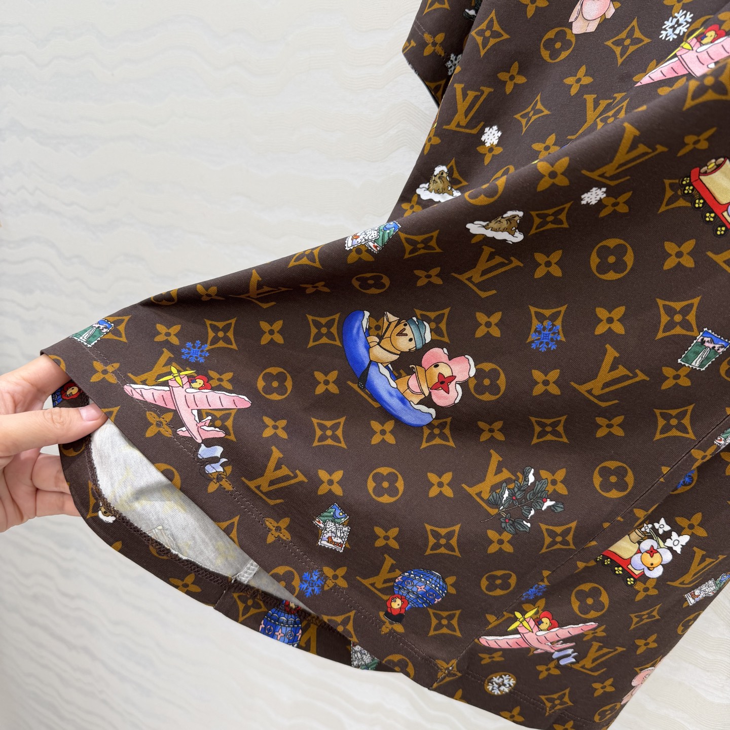 爆单推荐，原单品质💕lou神仙颜值的薇薇安🌈系列经典MONOGRAM印花短袖T恤。经典版型上身减龄绝绝子