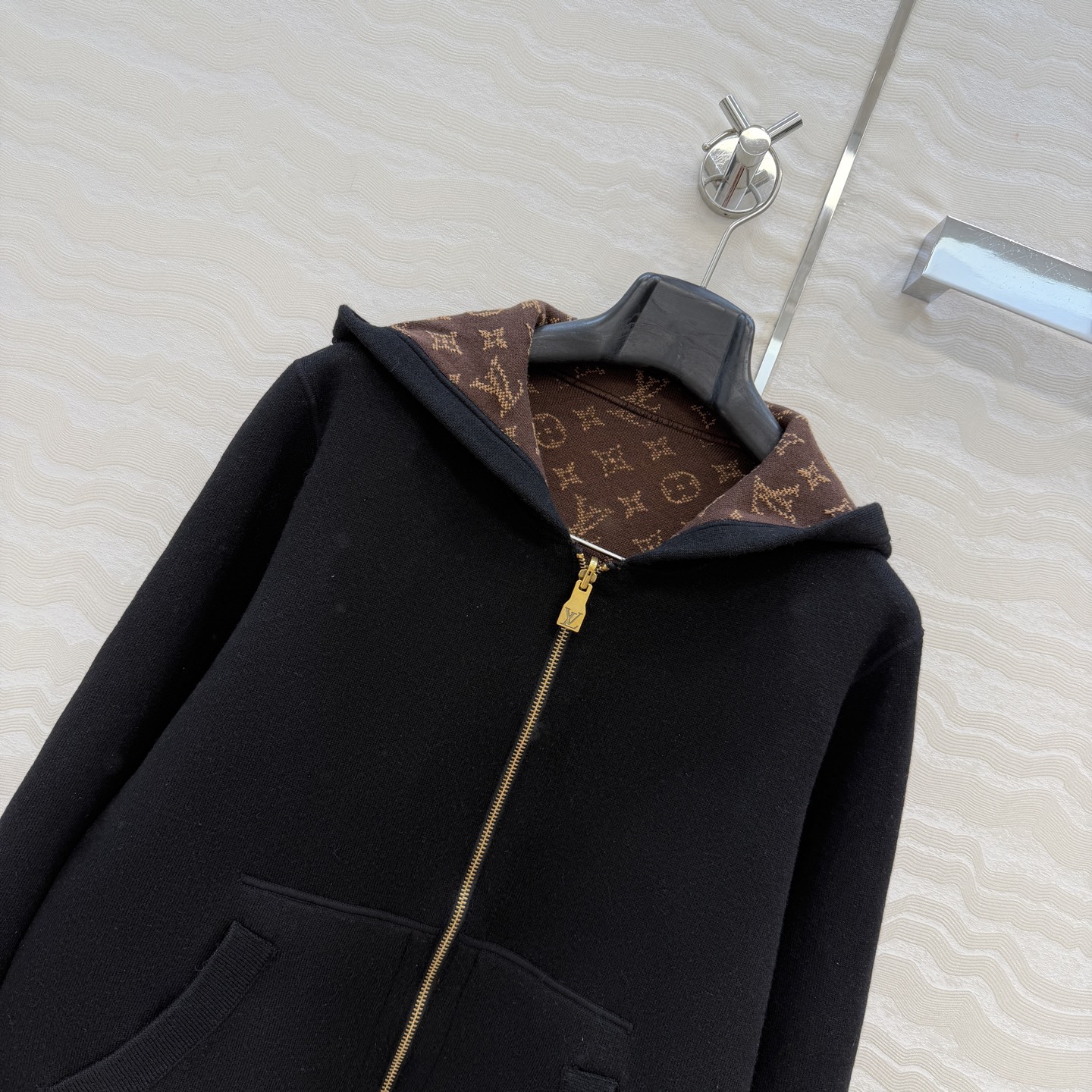 爆单推荐❤️ 原单品质，L秋冬新品！美式学院风复古穿搭！两面可穿设计连帽外套！原版MONOGRAM嵌织图