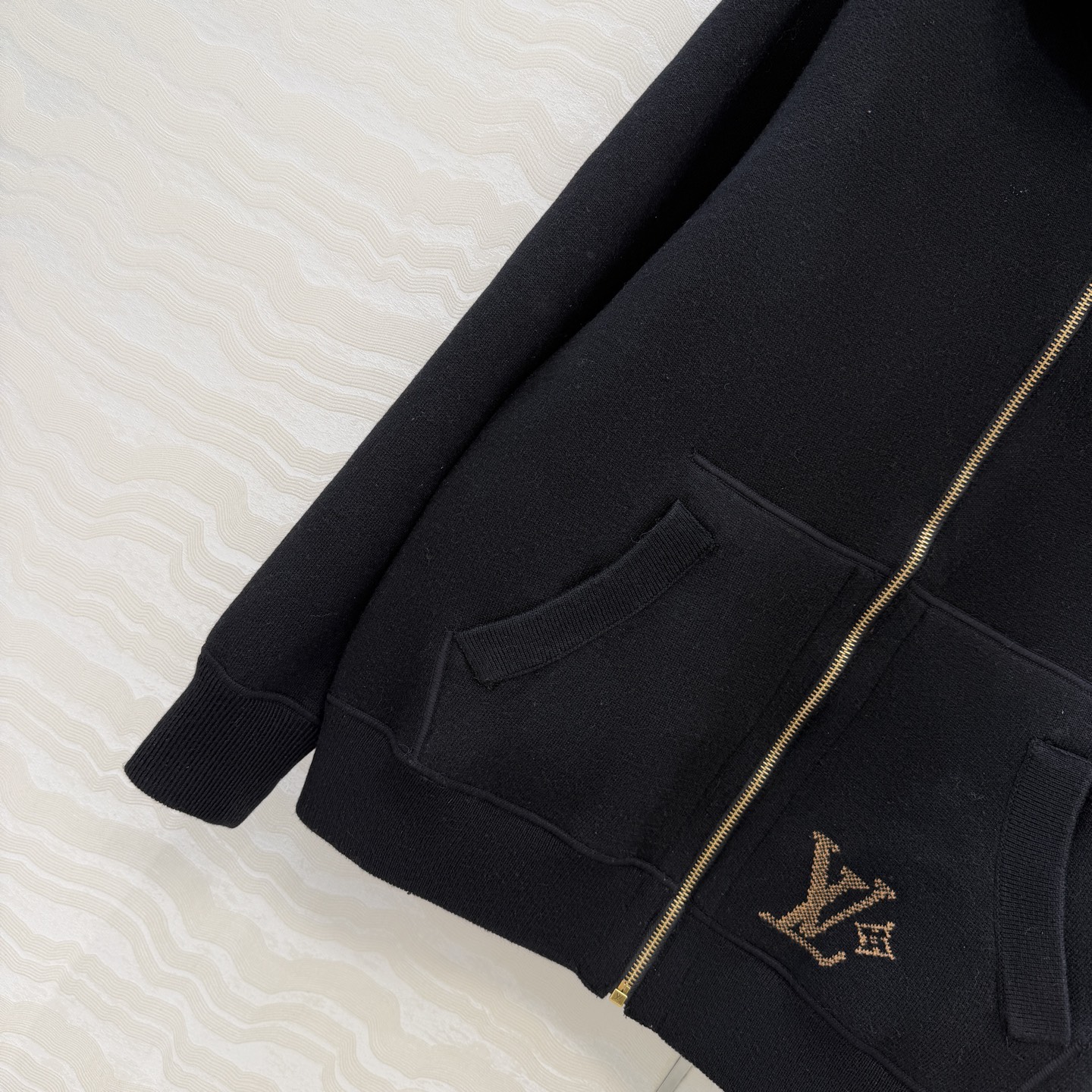 爆单推荐❤️ 原单品质，L秋冬新品！美式学院风复古穿搭！两面可穿设计连帽外套！原版MONOGRAM嵌织图