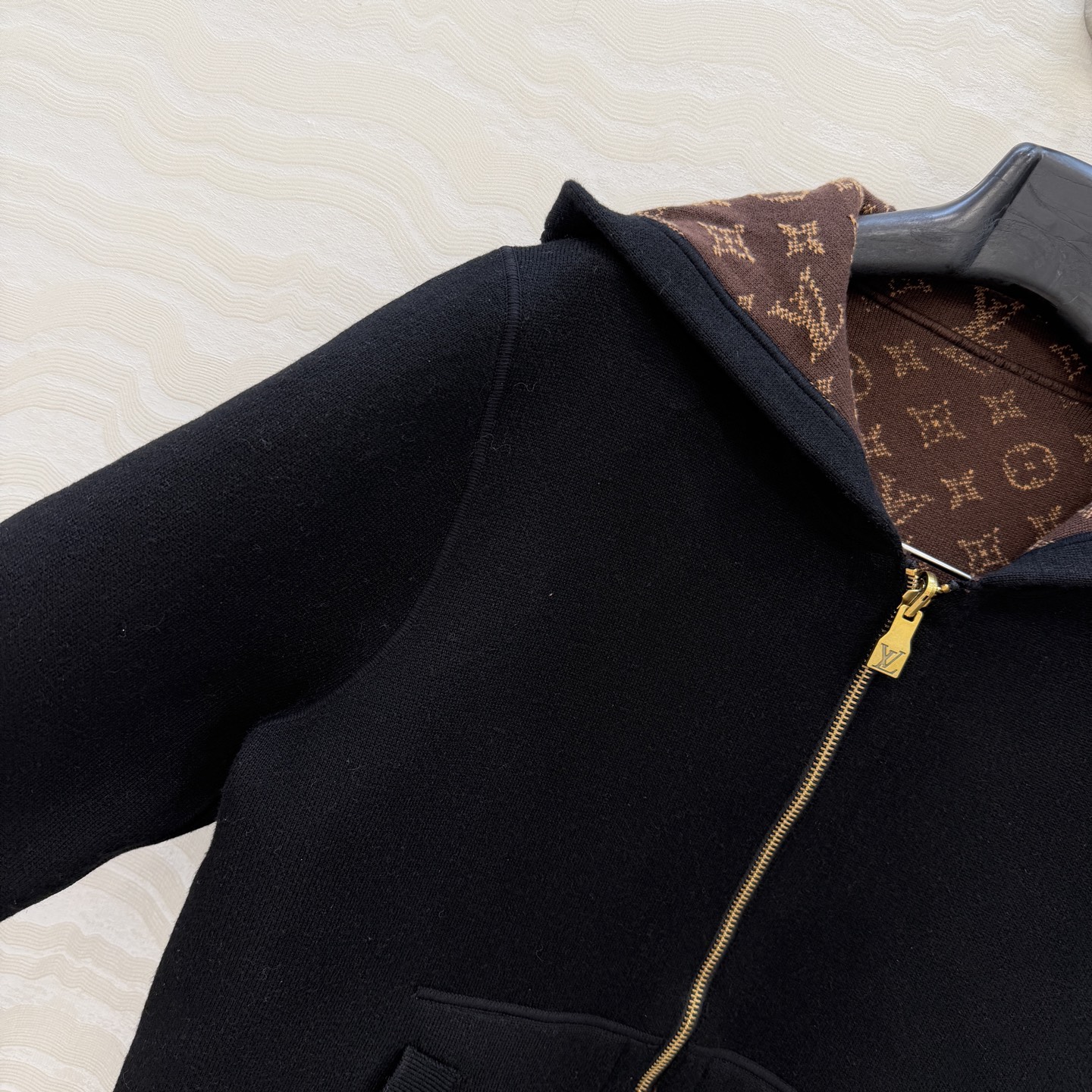 爆单推荐❤️ 原单品质，L秋冬新品！美式学院风复古穿搭！两面可穿设计连帽外套！原版MONOGRAM嵌织图