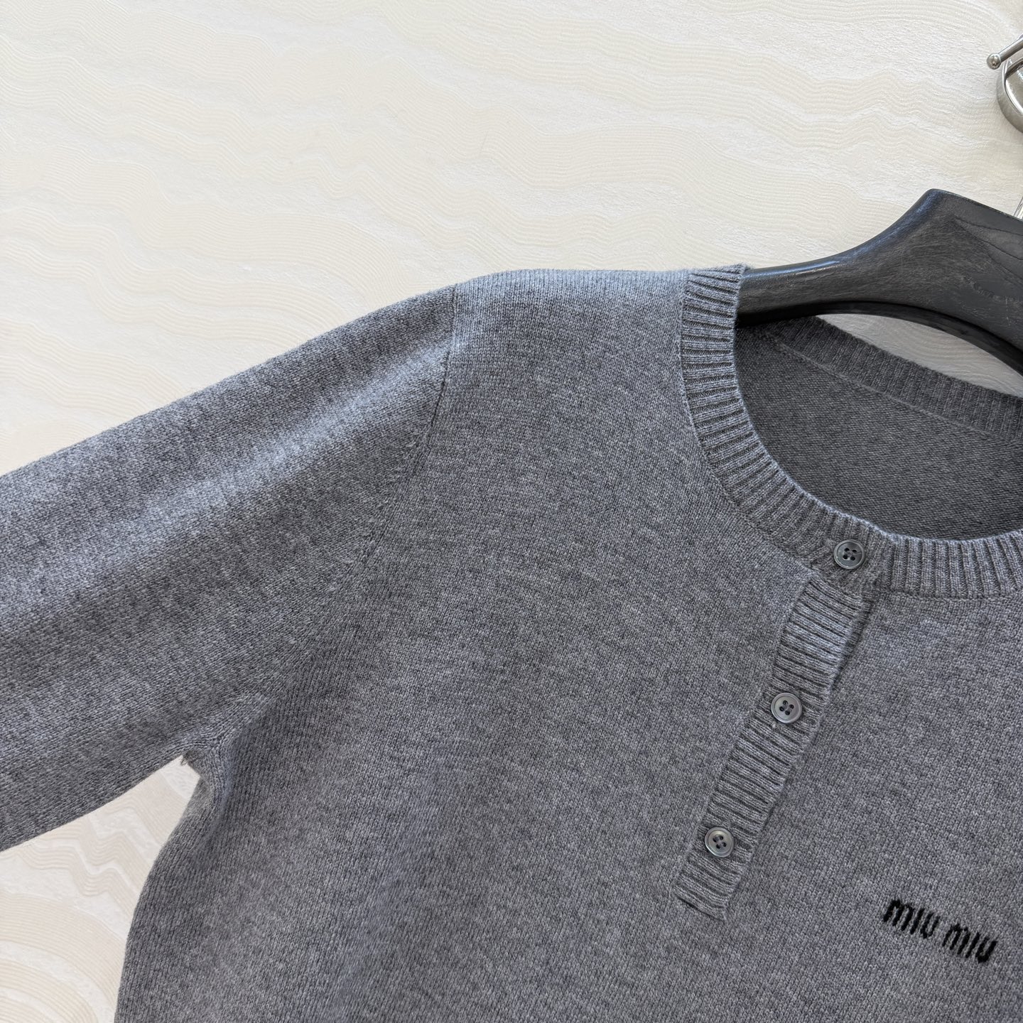 爆单推荐❤️原单品质miu系少女穿搭，亨利领羊绒小上衣！格蕾系色系！进口羊绒纱线软糯细腻！气质少女风减龄