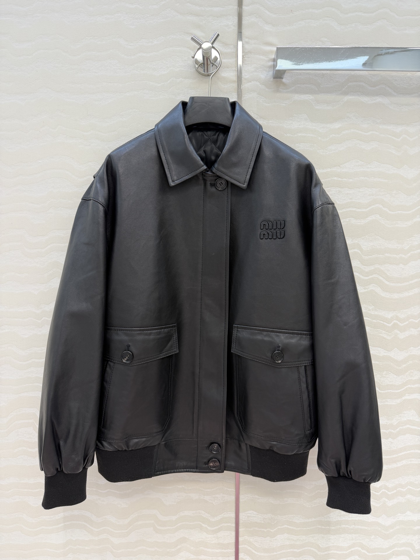 NO:637779,High-end original quality miu style girls' outfits!  Retro sheepskin cotton jacket!  Original customized top-grade imported lambskin!  The leather is thick and delicate!  The original 3D three-dimensional tailoring looks simple and super heavy-duty!  I love the classic motorcycle silhouette jacket!  Fashionable and handsome, casual and lazy style, thin cotton design to keep warm and slimming!  The perfect fit and sexy upper body!  Strong self-retention!  Three sizes in one color. Size 38: shoulder drop 56, bust 114, length 65.4, Miu Miu-clothing, miumiu, jackets & coats, jackets & coats, sheepskin, alexander wang19860909高端原单品质miu系少女穿搭！复古绵羊皮棉服夹克外套！原版定制顶级进口小羊皮！皮质肉感厚实细腻！原版3D立体剪裁看似简单版型超重工！经典机车廓形夹克超级大爱！时髦又帅气的随性慵懒风,夹薄棉设计保暖又显瘦！完美版型上身又A又飒！强烈自留款！一色三码.38码:落肩56,胸围114,衣长65.四,缪缪-服装,miumiu,jackets & coats,jackets & coats,sheepskin,alexander wang,Women's clothing