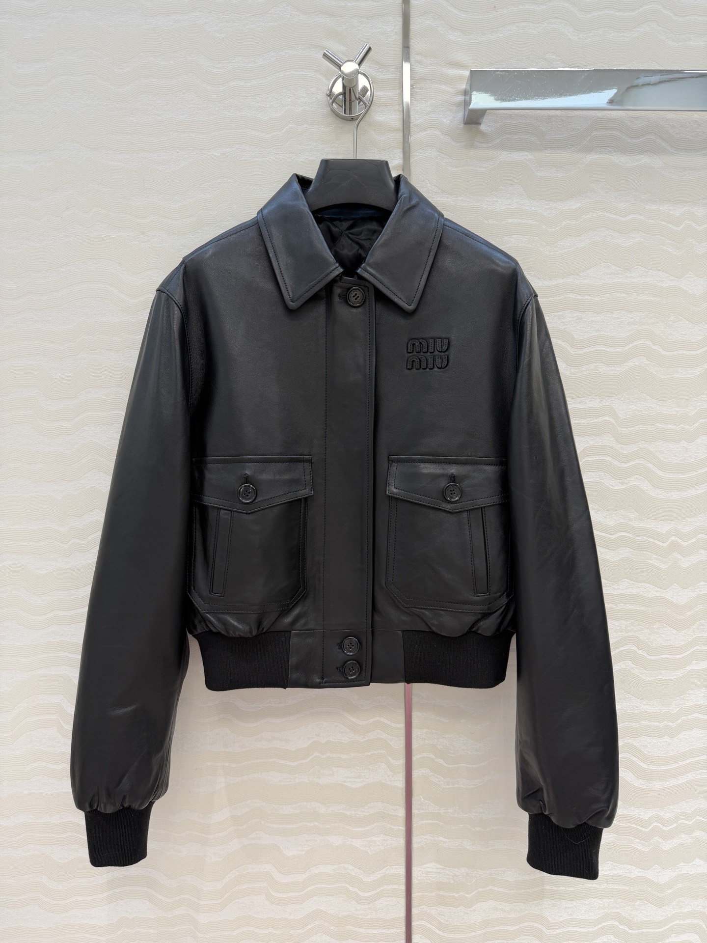 NO:637777,High-end original quality miu style girls' outfits!  Retro sheepskin cotton jacket!  Original customized top-grade imported lambskin!  The leather is thick and delicate!  The original 3D three-dimensional tailoring looks simple and super heavy-duty!  I love the classic short motorcycle jacket!  The sweet temperament is fashionable and handsome, and the thin cotton design is warm and slimming!  The perfect fit can be both sweet and salty!  Strong self-retention!  Three sizes in one color. Size 38: shoulder drop 45, bust 110, length 52., Miu Miu-clothing, miumiu, jackets & coats, jackets & coats, sheepskin, alexander wang19860909高端原单品质miu系少女穿搭！复古绵羊皮棉服夹克小外套！原版定制顶级进口小羊皮！皮质肉感厚实细腻！原版3D立体剪裁看似简单版型超重工！经典机车短款夹克超级大爱！甜美气质时髦又帅气,夹薄棉设计保暖又显瘦！完美版型上身可甜可盐！强烈自留款！一色三码.38码:落肩45,胸围110,衣长52.,缪缪-服装,miumiu,jackets & coats,jackets & coats,sheepskin,alexander wang,Women's clothing