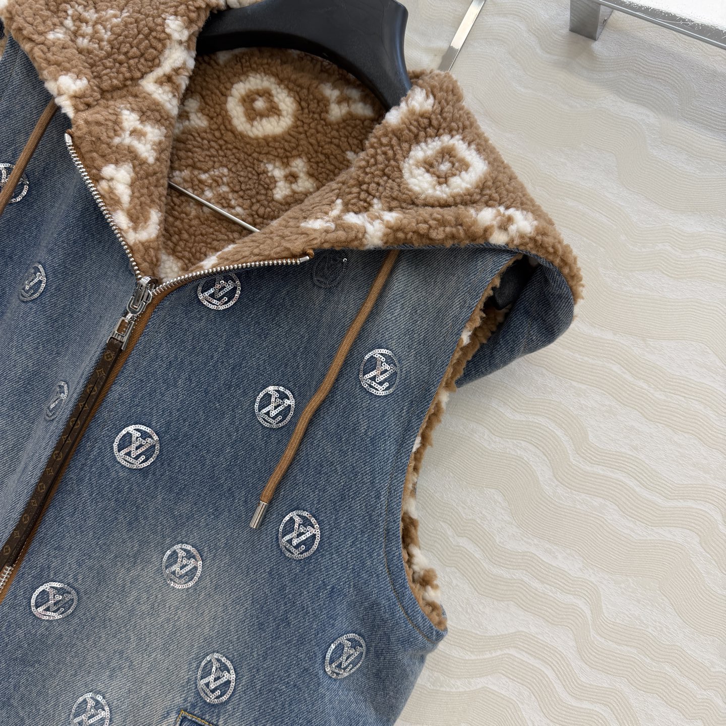 原单品质❤️爆单推荐，L滑雪系列金币珠片丹尼牛仔系列！MONOGRAM满幅刺绣logo牛仔连帽马甲外套！