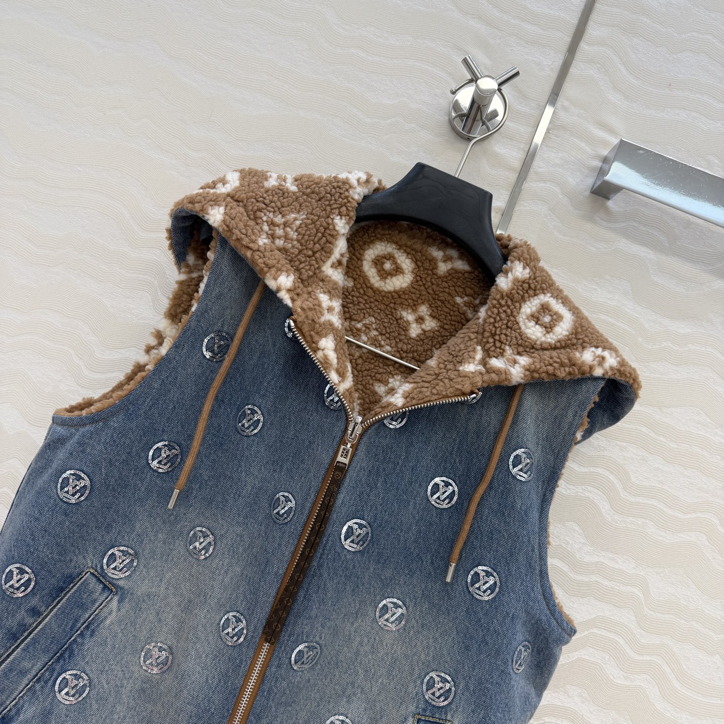 原单品质❤️爆单推荐，L滑雪系列金币珠片丹尼牛仔系列！MONOGRAM满幅刺绣logo牛仔连帽马甲外套！