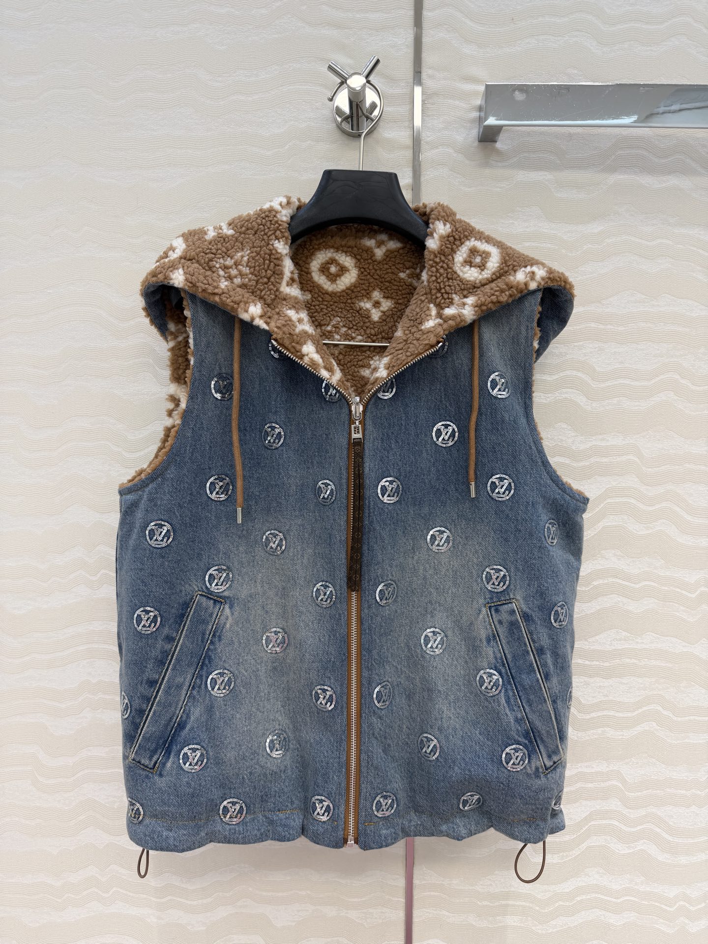 原单品质❤️爆单推荐，L滑雪系列金币珠片丹尼牛仔系列！MONOGRAM满幅刺绣logo牛仔连帽马甲外套！