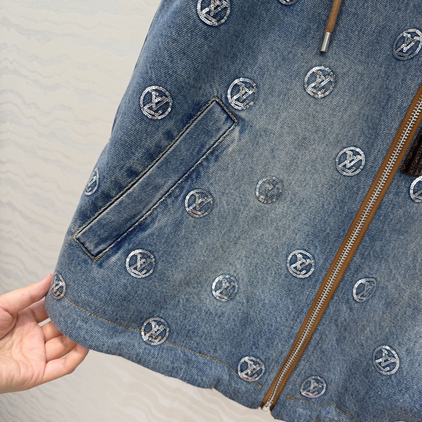 原单品质❤️爆单推荐，L滑雪系列金币珠片丹尼牛仔系列！MONOGRAM满幅刺绣logo牛仔连帽马甲外套！