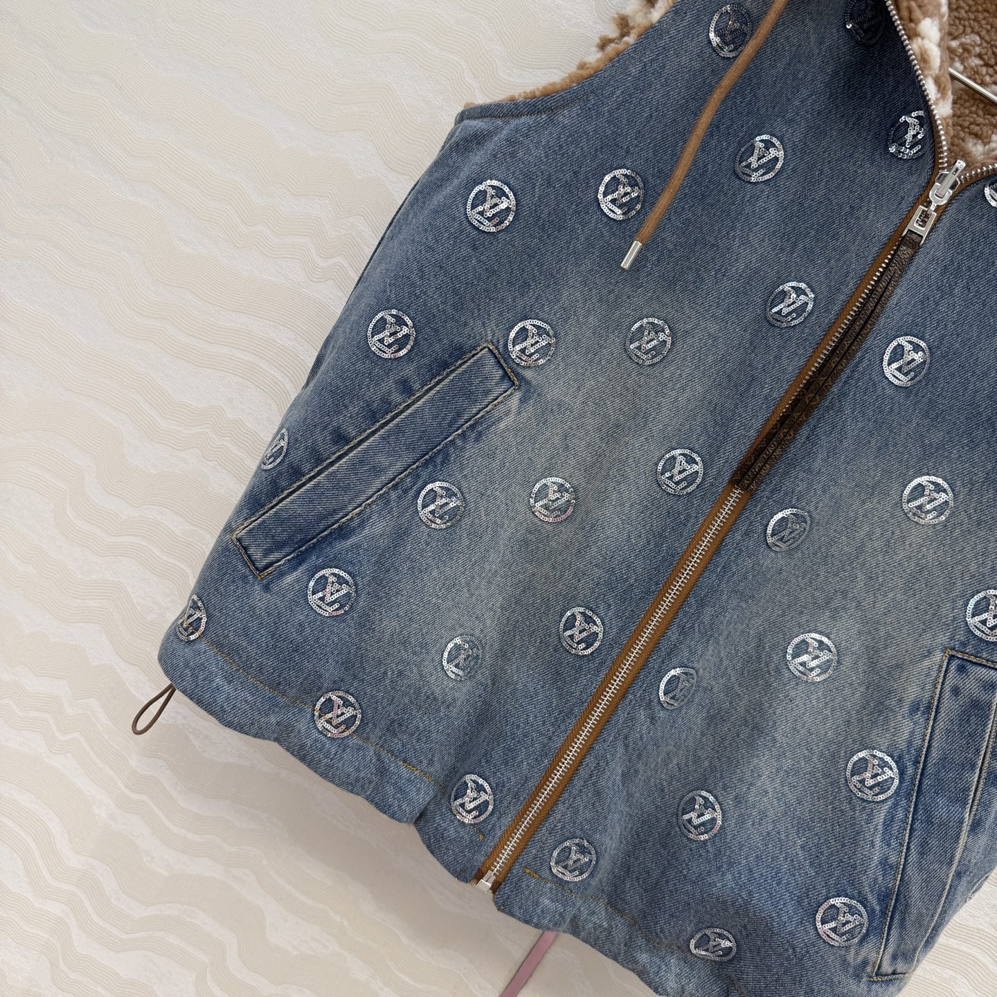 原单品质❤️爆单推荐，L滑雪系列金币珠片丹尼牛仔系列！MONOGRAM满幅刺绣logo牛仔连帽马甲外套！