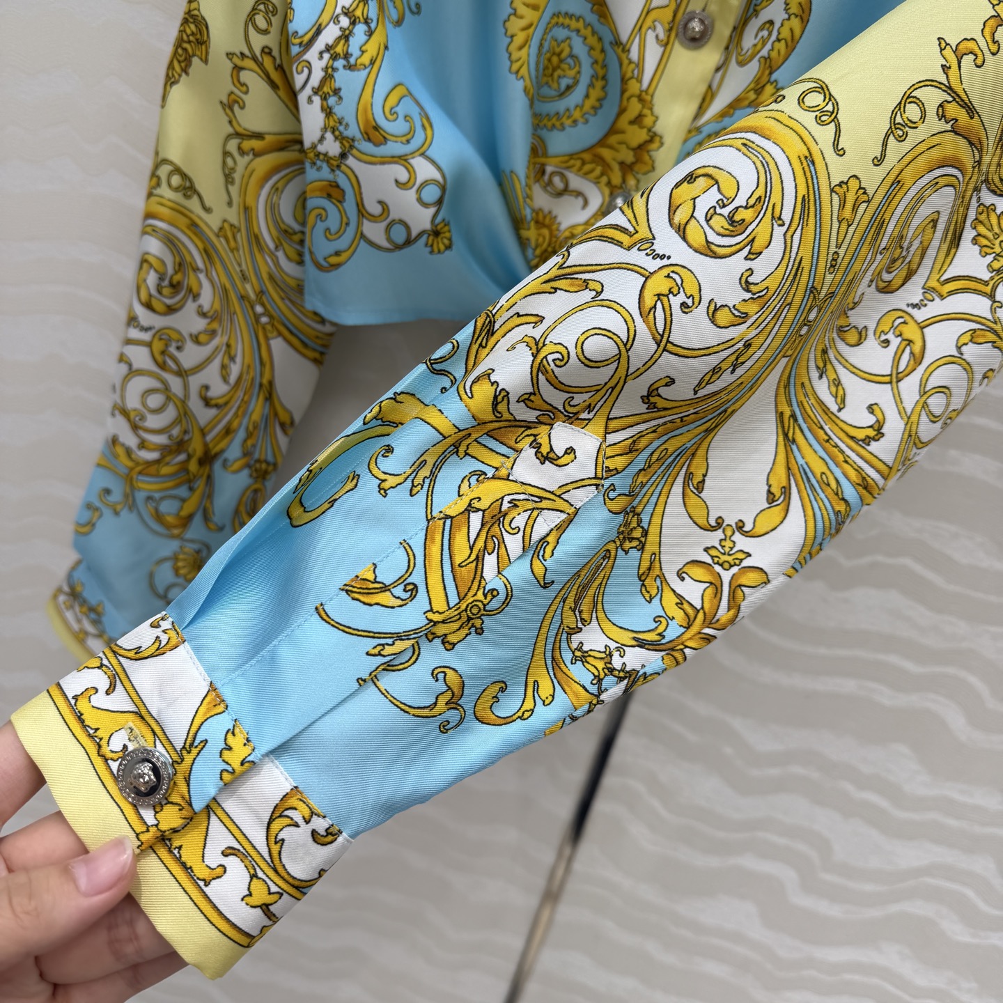 爆单推荐❤️原单品质，地中海度假风。巴洛克定位印花系带短款真丝衬衫。100%真丝斜纹绸！美杜莎金属扣超美