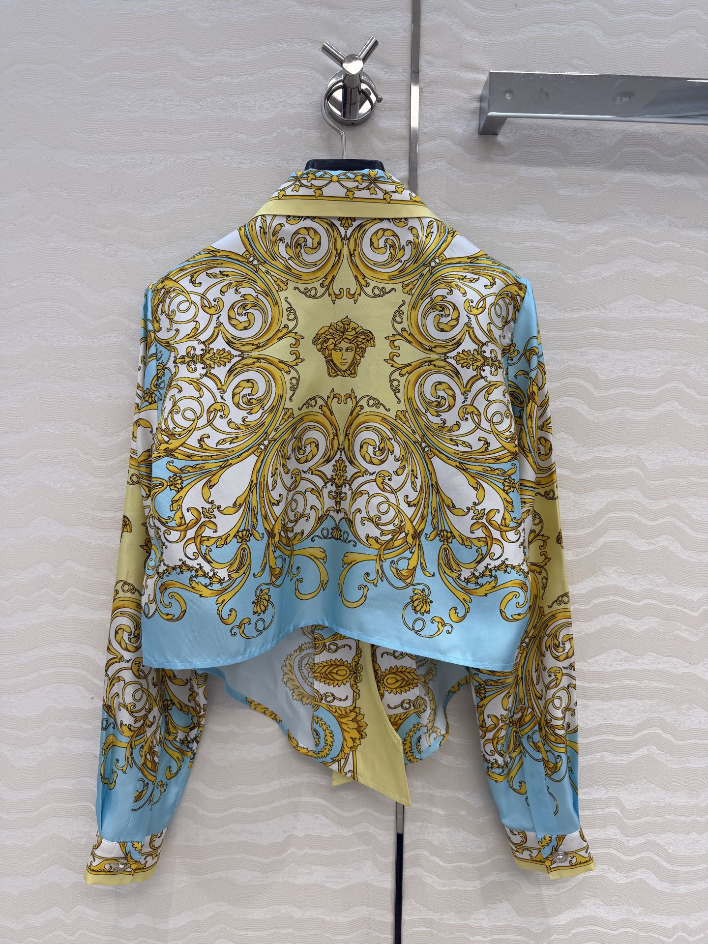 爆单推荐❤️原单品质，地中海度假风。巴洛克定位印花系带短款真丝衬衫。100%真丝斜纹绸！美杜莎金属扣超美