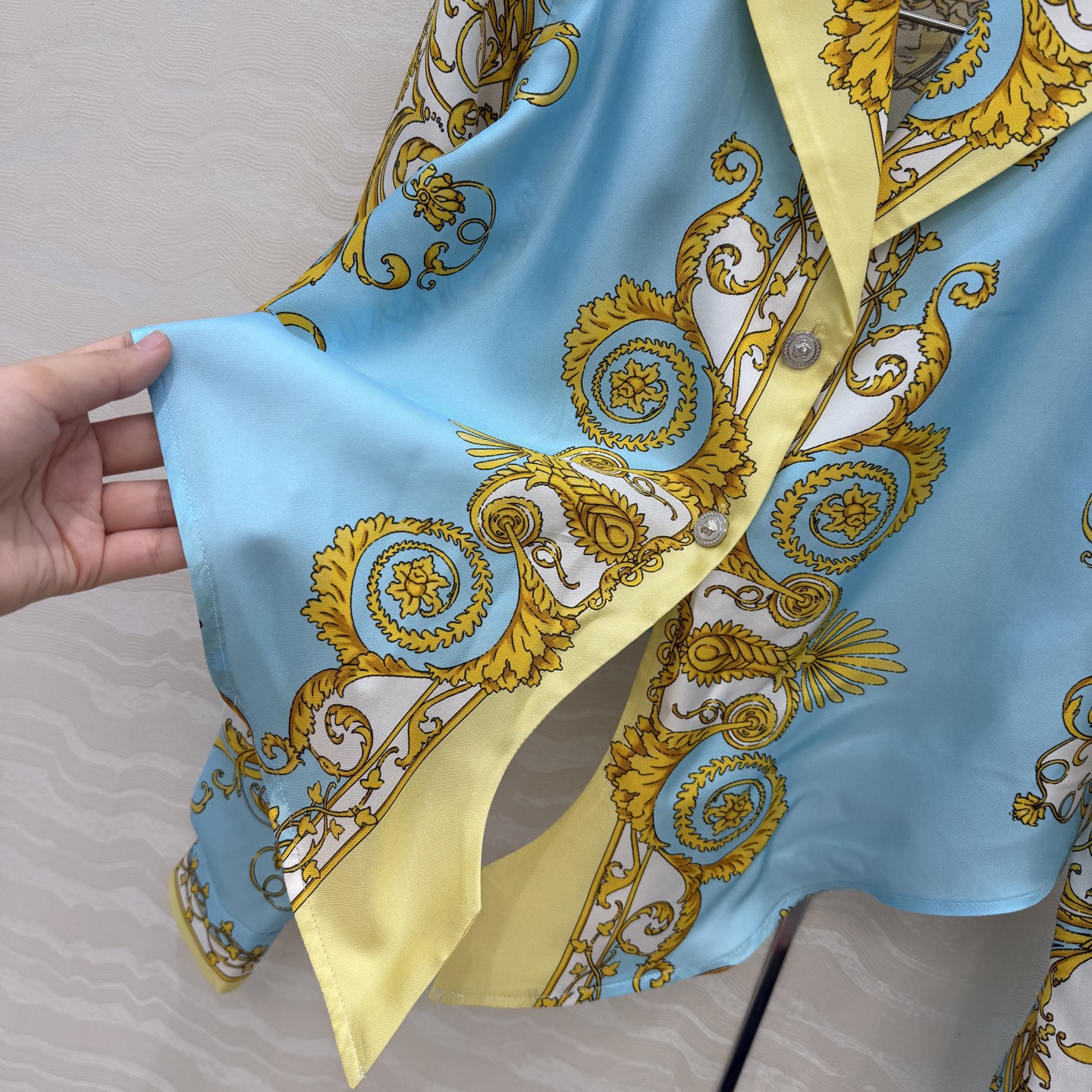 爆单推荐❤️原单品质，地中海度假风。巴洛克定位印花系带短款真丝衬衫。100%真丝斜纹绸！美杜莎金属扣超美