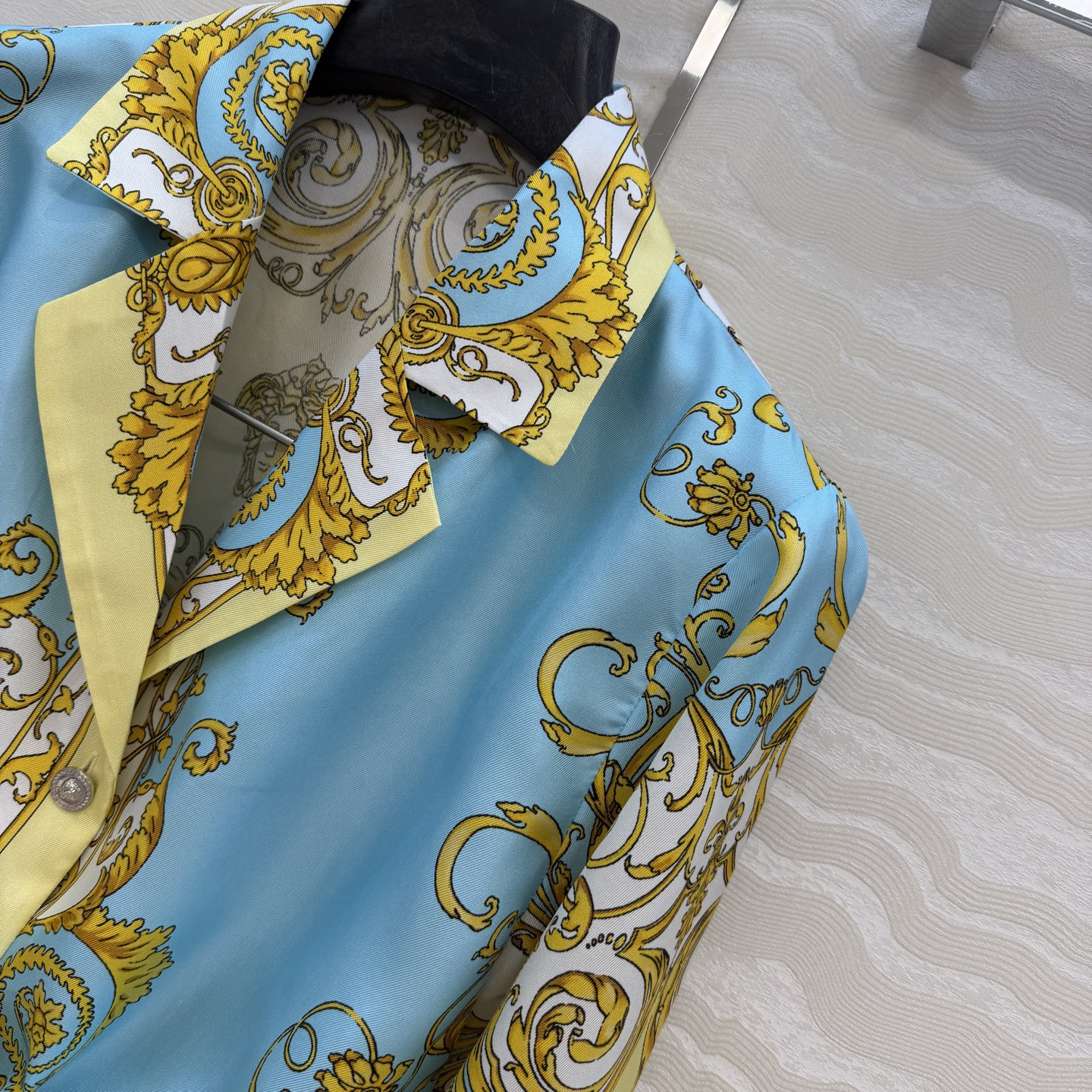 爆单推荐❤️原单品质，地中海度假风。巴洛克定位印花系带短款真丝衬衫。100%真丝斜纹绸！美杜莎金属扣超美