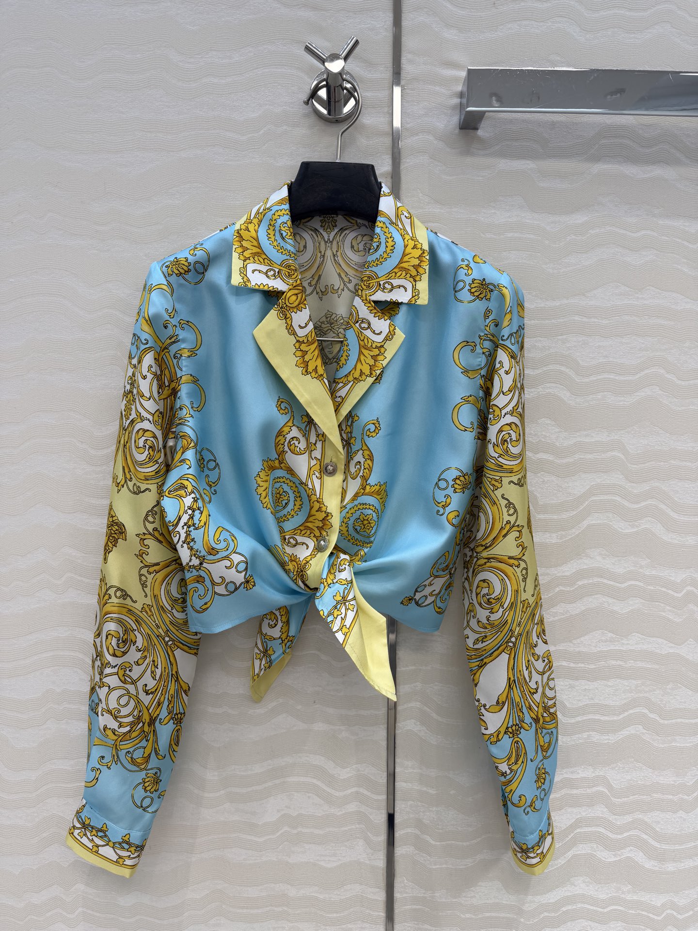 爆单推荐❤️原单品质，地中海度假风。巴洛克定位印花系带短款真丝衬衫。100%真丝斜纹绸！美杜莎金属扣超美