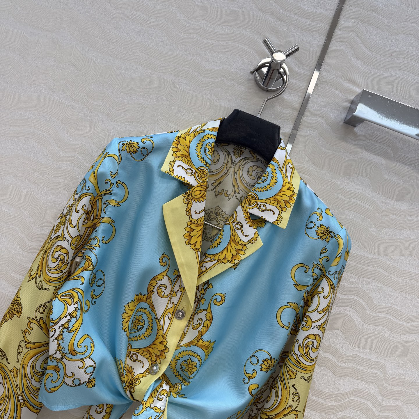爆单推荐❤️原单品质，地中海度假风。巴洛克定位印花系带短款真丝衬衫。100%真丝斜纹绸！美杜莎金属扣超美