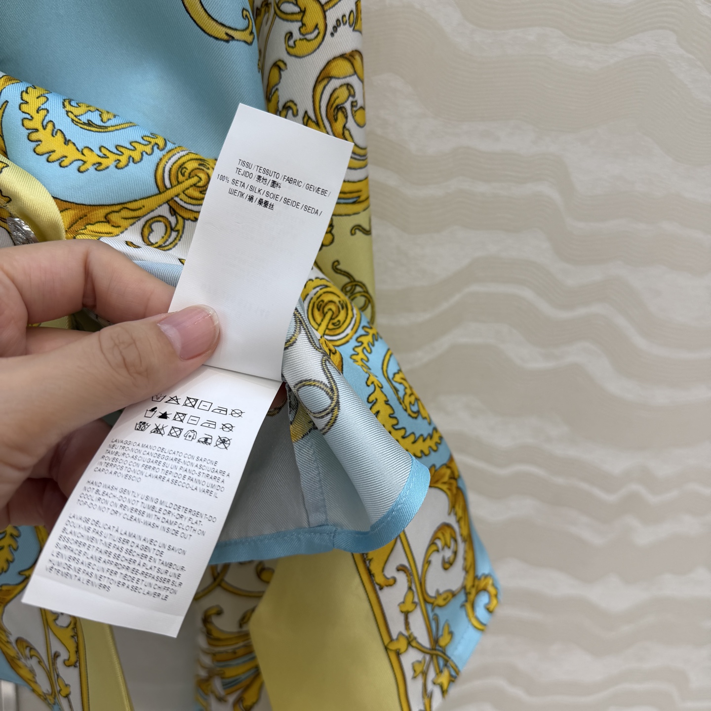 爆单推荐❤️原单品质，地中海度假风。巴洛克定位印花系带短款真丝衬衫。100%真丝斜纹绸！美杜莎金属扣超美