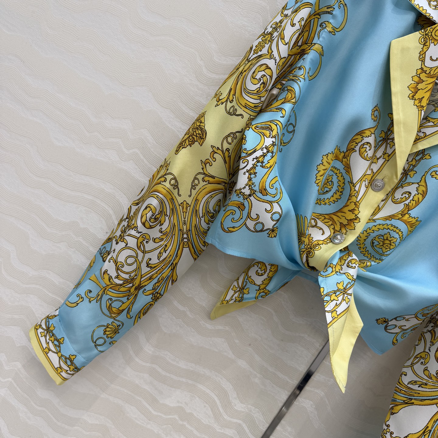 爆单推荐❤️原单品质，地中海度假风。巴洛克定位印花系带短款真丝衬衫。100%真丝斜纹绸！美杜莎金属扣超美