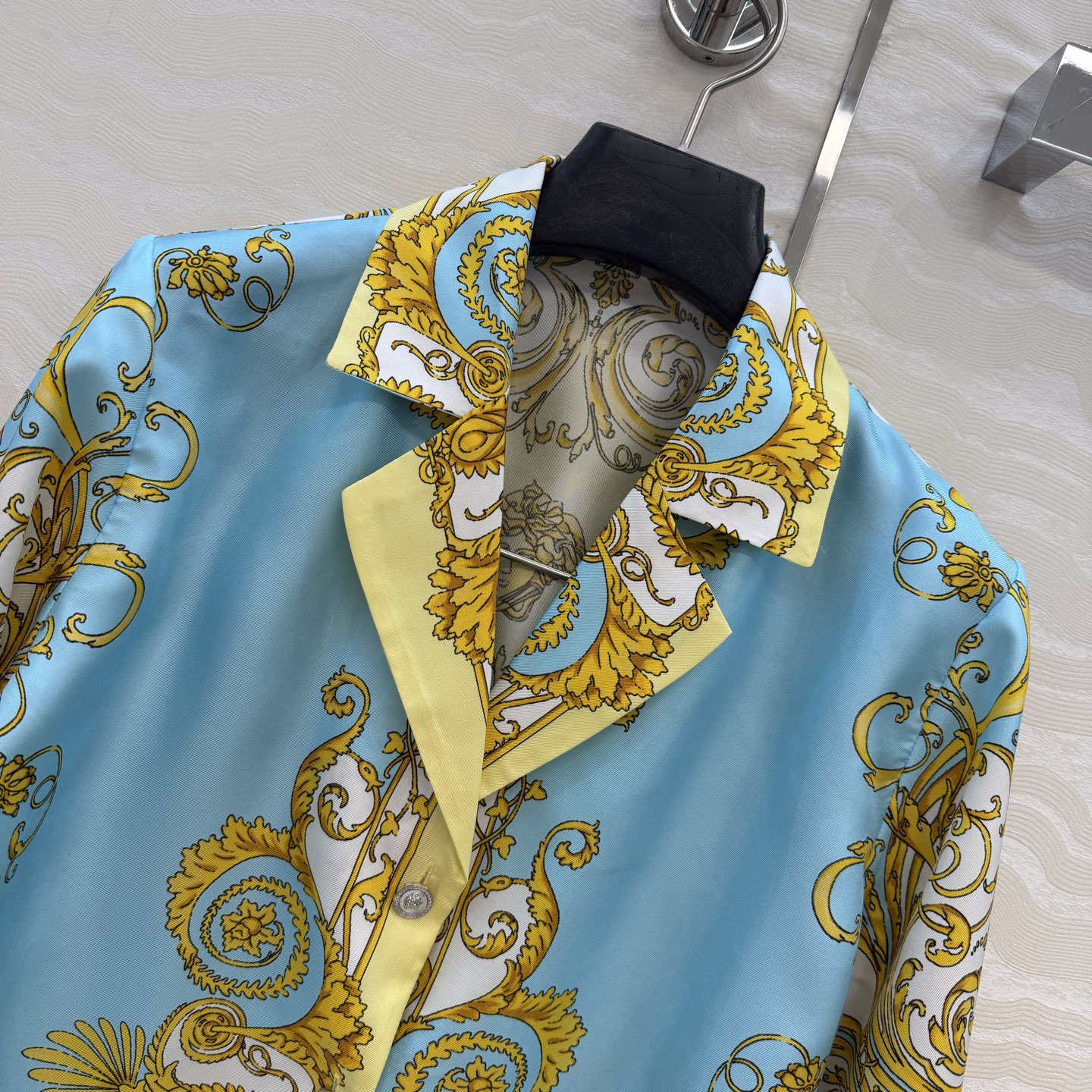 爆单推荐❤️原单品质，地中海度假风。巴洛克定位印花系带短款真丝衬衫。100%真丝斜纹绸！美杜莎金属扣超美