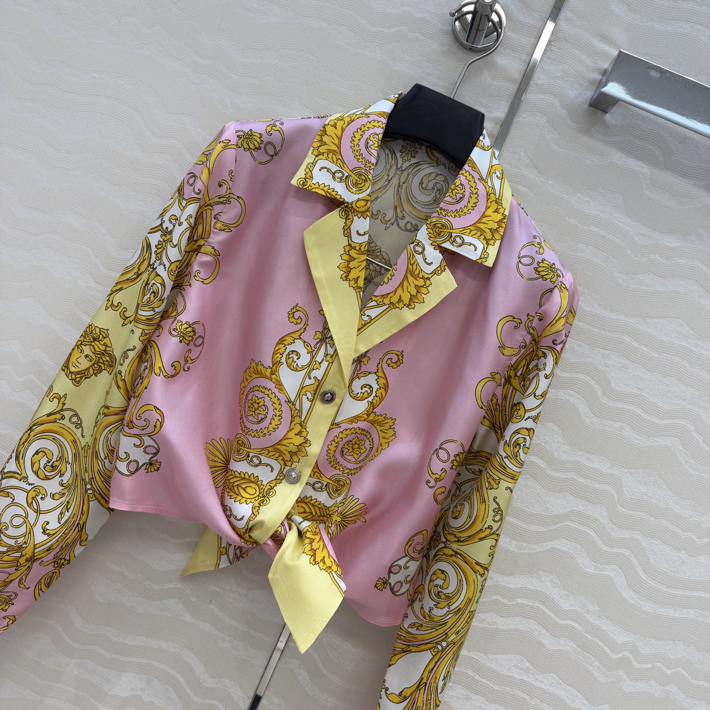 爆单推荐❤️原单品质，地中海度假风。巴洛克定位印花系带短款真丝衬衫。100%真丝斜纹绸！美杜莎金属扣超美