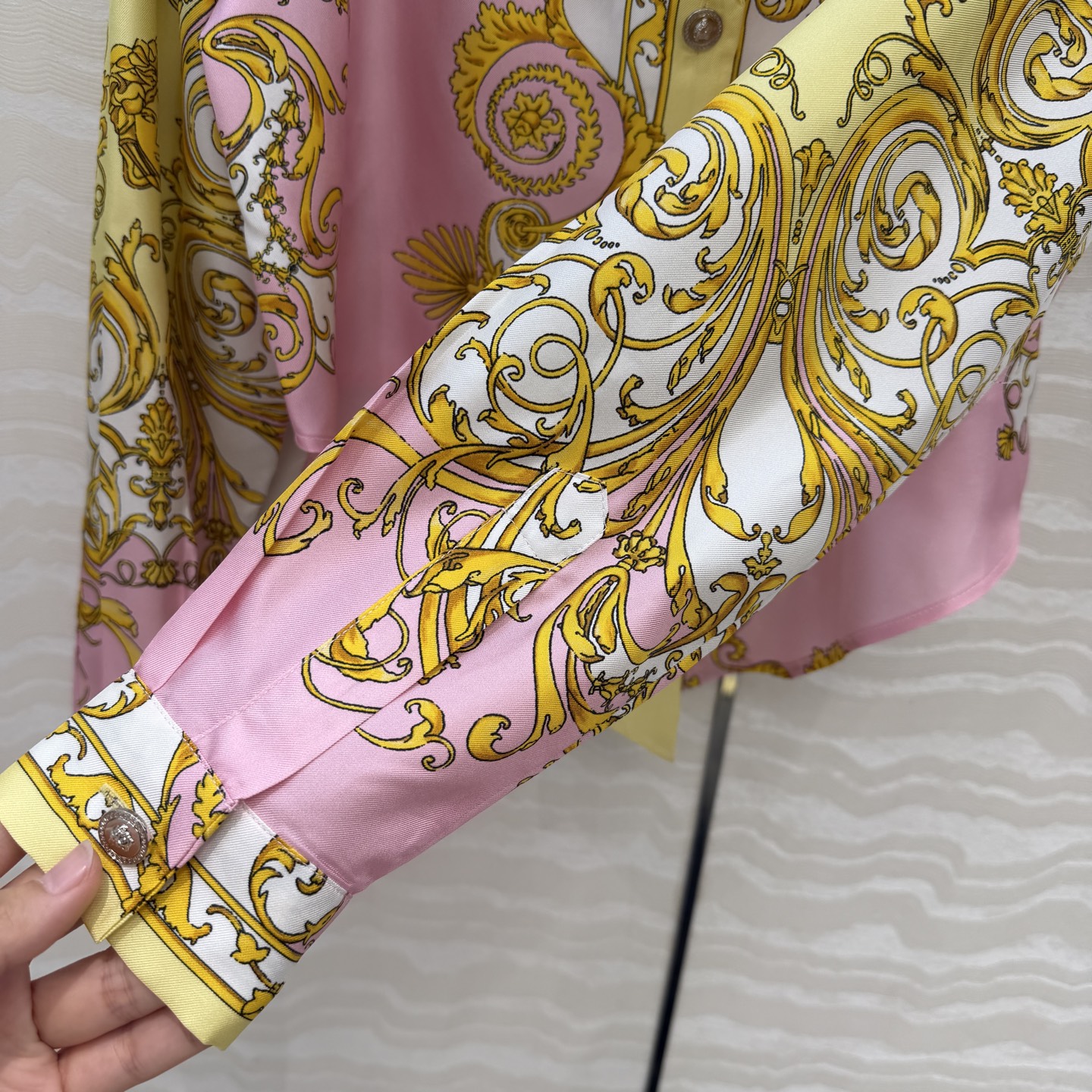 爆单推荐❤️原单品质，地中海度假风。巴洛克定位印花系带短款真丝衬衫。100%真丝斜纹绸！美杜莎金属扣超美