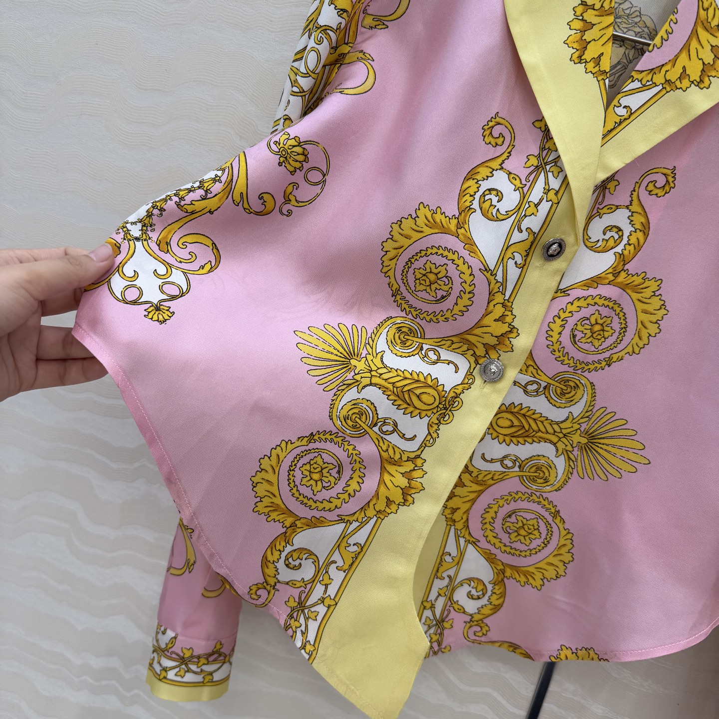 爆单推荐❤️原单品质，地中海度假风。巴洛克定位印花系带短款真丝衬衫。100%真丝斜纹绸！美杜莎金属扣超美