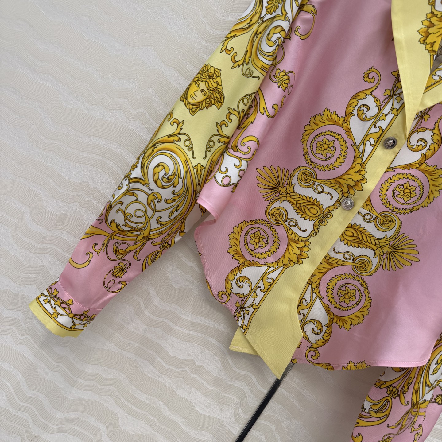 爆单推荐❤️原单品质，地中海度假风。巴洛克定位印花系带短款真丝衬衫。100%真丝斜纹绸！美杜莎金属扣超美