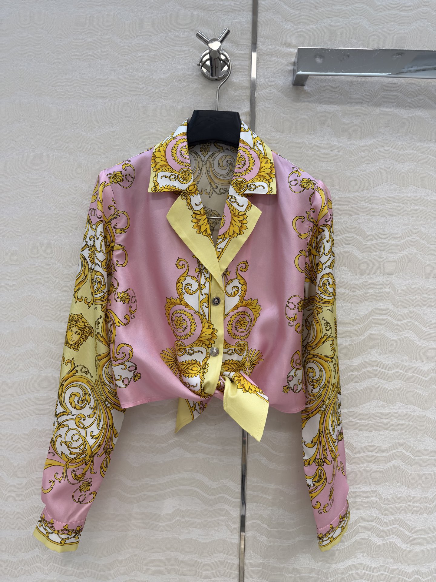 爆单推荐❤️原单品质，地中海度假风。巴洛克定位印花系带短款真丝衬衫。100%真丝斜纹绸！美杜莎金属扣超美