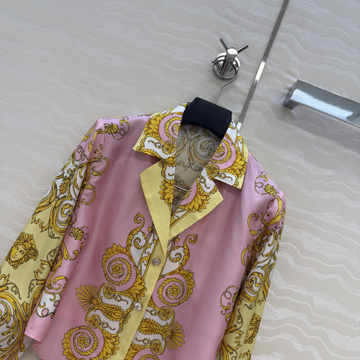 爆单推荐❤️原单品质，地中海度假风。巴洛克定位印花系带短款真丝衬衫。100%真丝斜纹绸！美杜莎金属扣超美