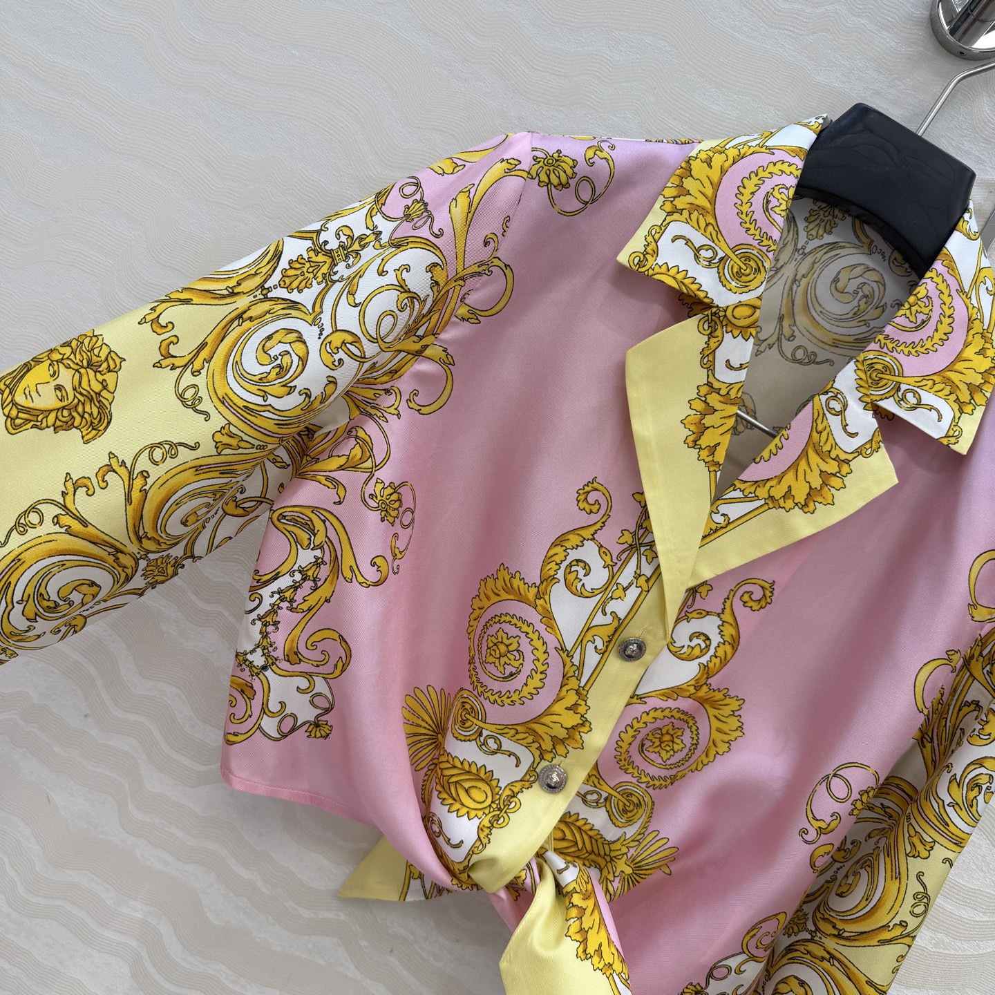 爆单推荐❤️原单品质，地中海度假风。巴洛克定位印花系带短款真丝衬衫。100%真丝斜纹绸！美杜莎金属扣超美