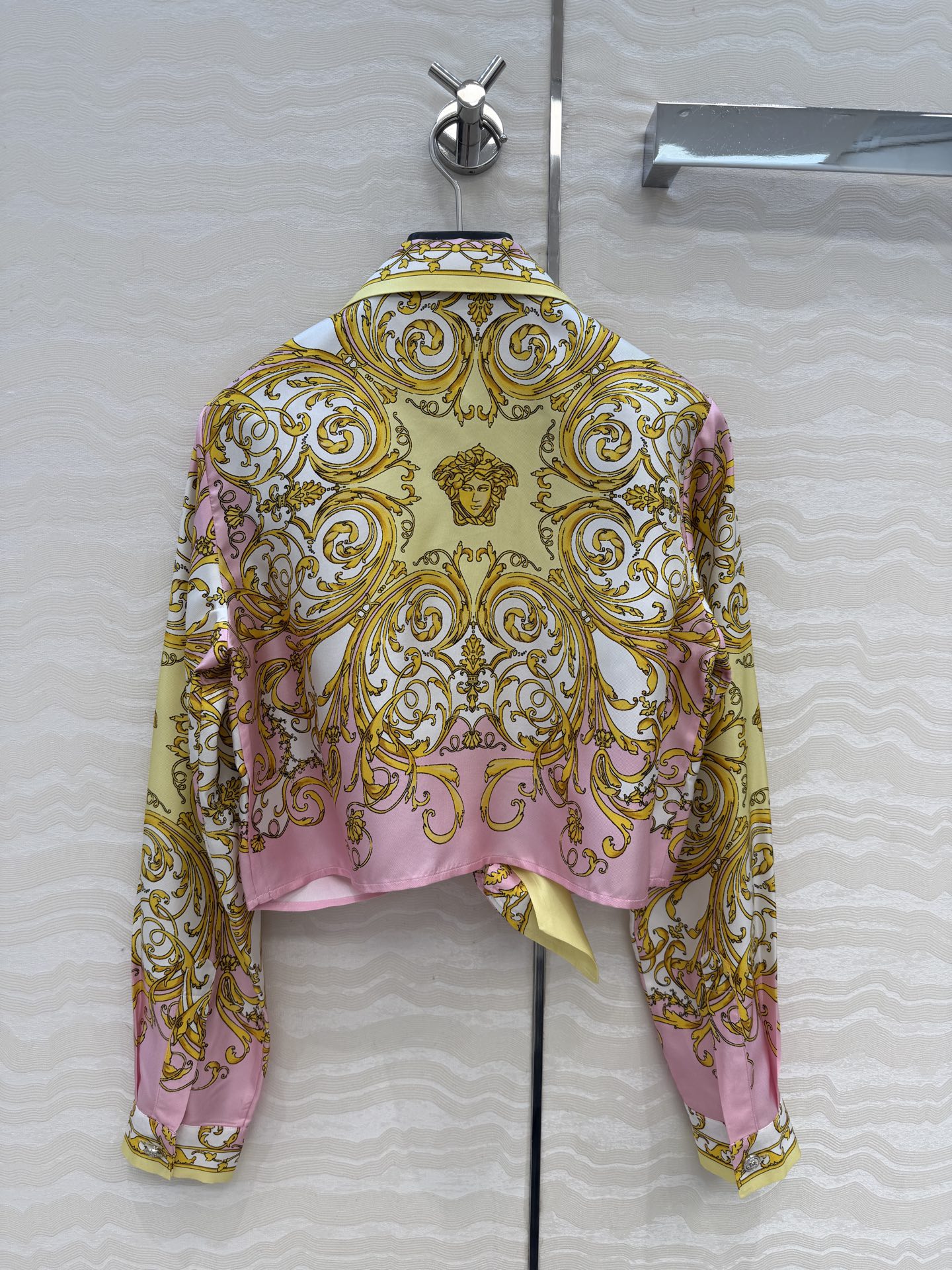 爆单推荐❤️原单品质，地中海度假风。巴洛克定位印花系带短款真丝衬衫。100%真丝斜纹绸！美杜莎金属扣超美