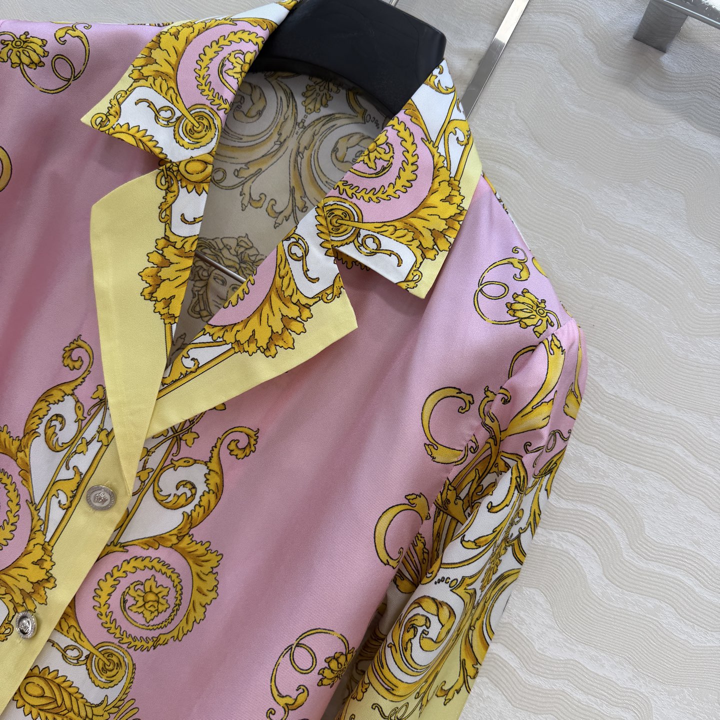 爆单推荐❤️原单品质，地中海度假风。巴洛克定位印花系带短款真丝衬衫。100%真丝斜纹绸！美杜莎金属扣超美