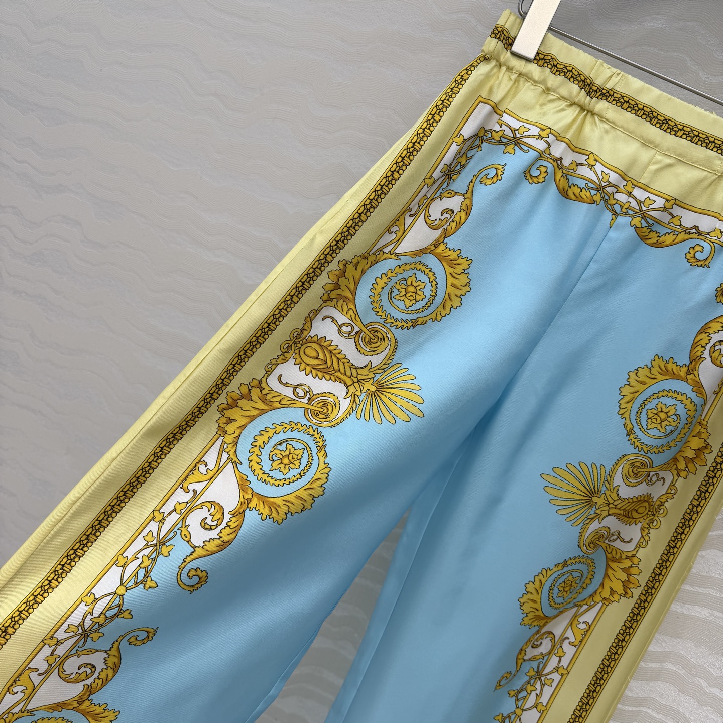 爆单推荐❤️原单品质，地中海度假风。巴洛克定位印花真丝直筒裤。100%真丝斜纹绸！原版定位印花图案，经典