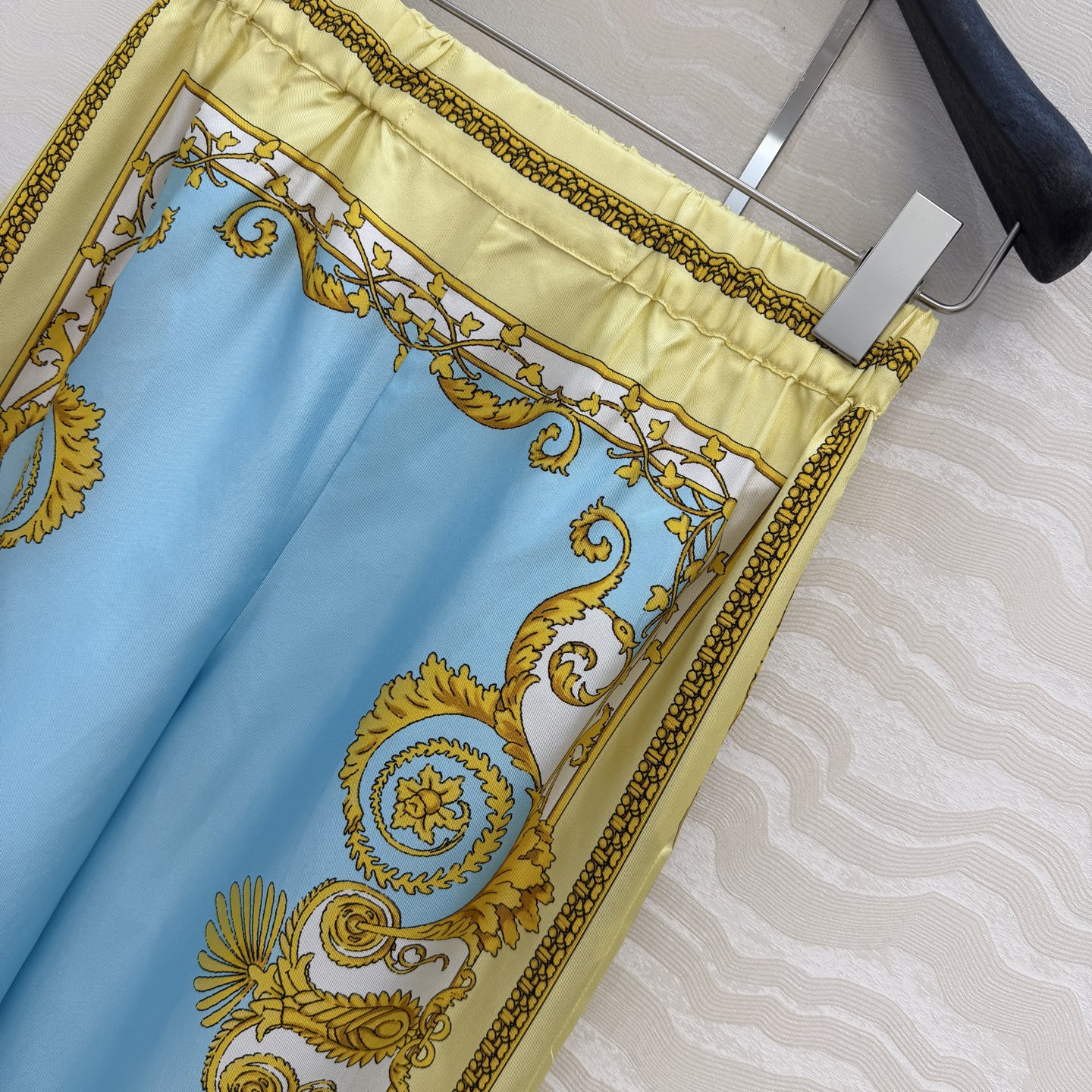 爆单推荐❤️原单品质，地中海度假风。巴洛克定位印花真丝直筒裤。100%真丝斜纹绸！原版定位印花图案，经典