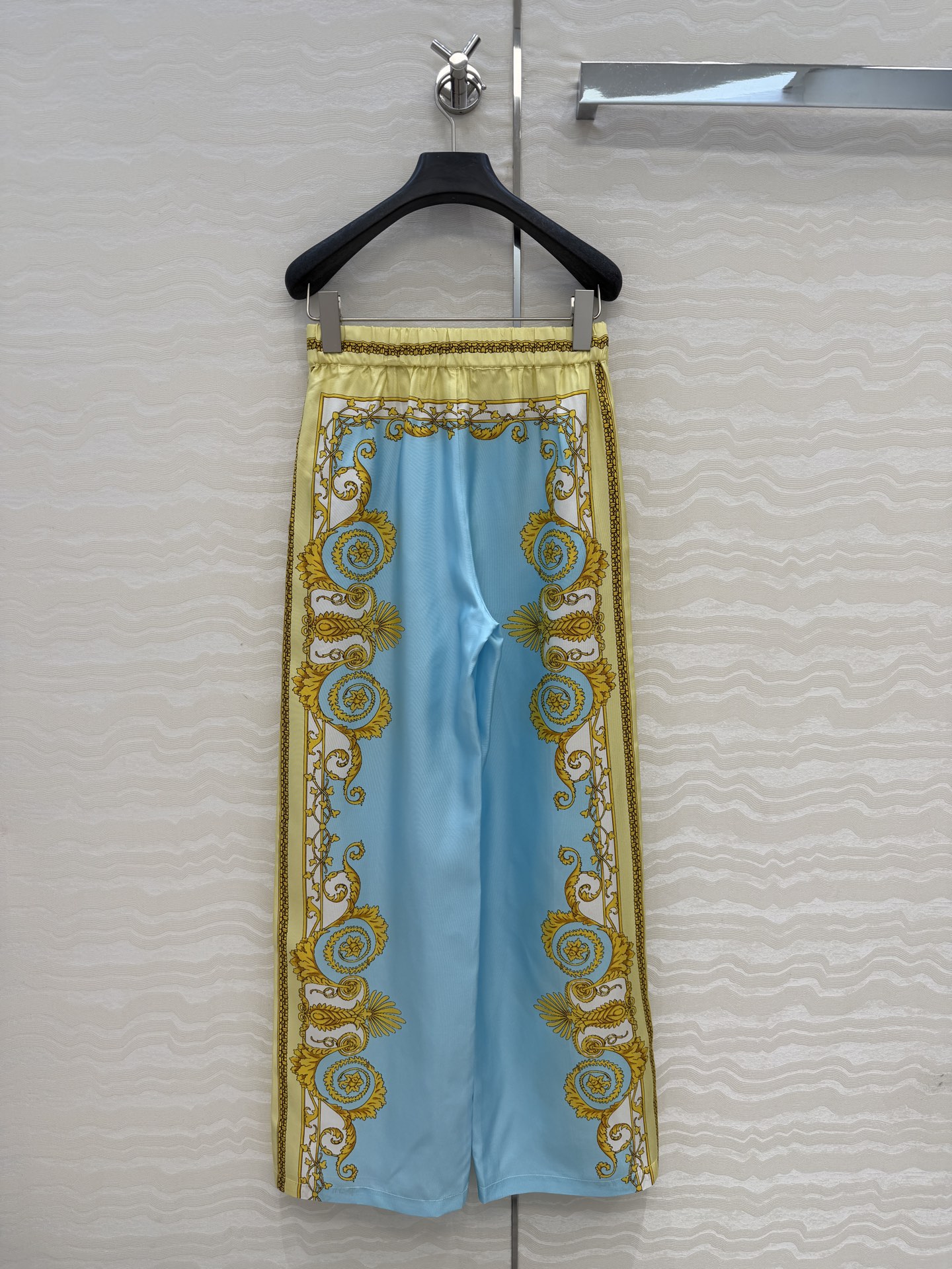 爆单推荐❤️原单品质，地中海度假风。巴洛克定位印花真丝直筒裤。100%真丝斜纹绸！原版定位印花图案，经典