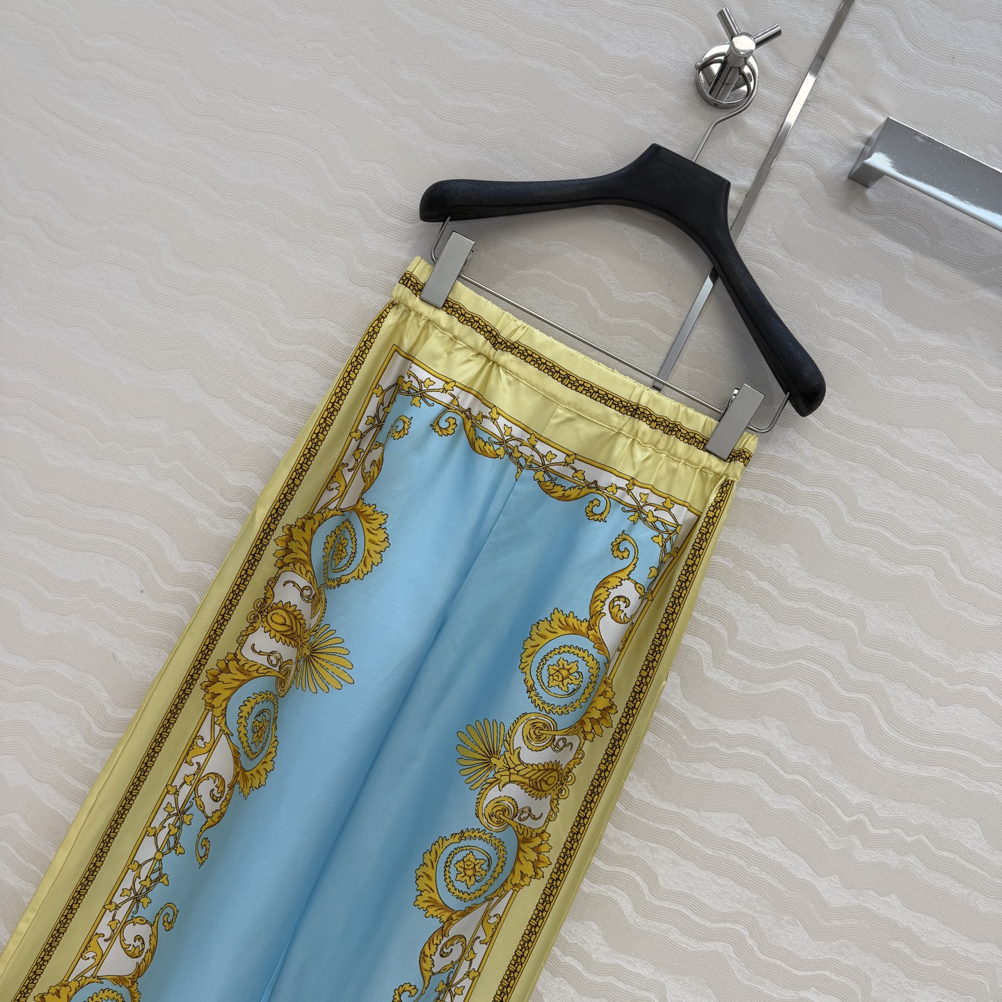 爆单推荐❤️原单品质，地中海度假风。巴洛克定位印花真丝直筒裤。100%真丝斜纹绸！原版定位印花图案，经典