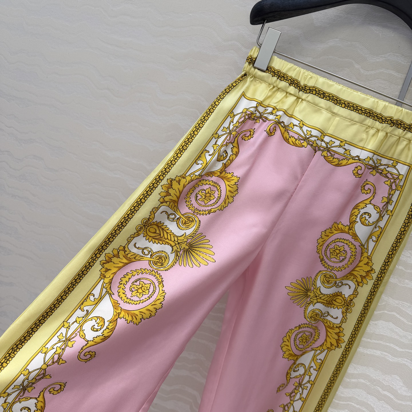 爆单推荐❤️原单品质，地中海度假风。巴洛克定位印花真丝直筒裤。100%真丝斜纹绸！原版定位印花图案，经典