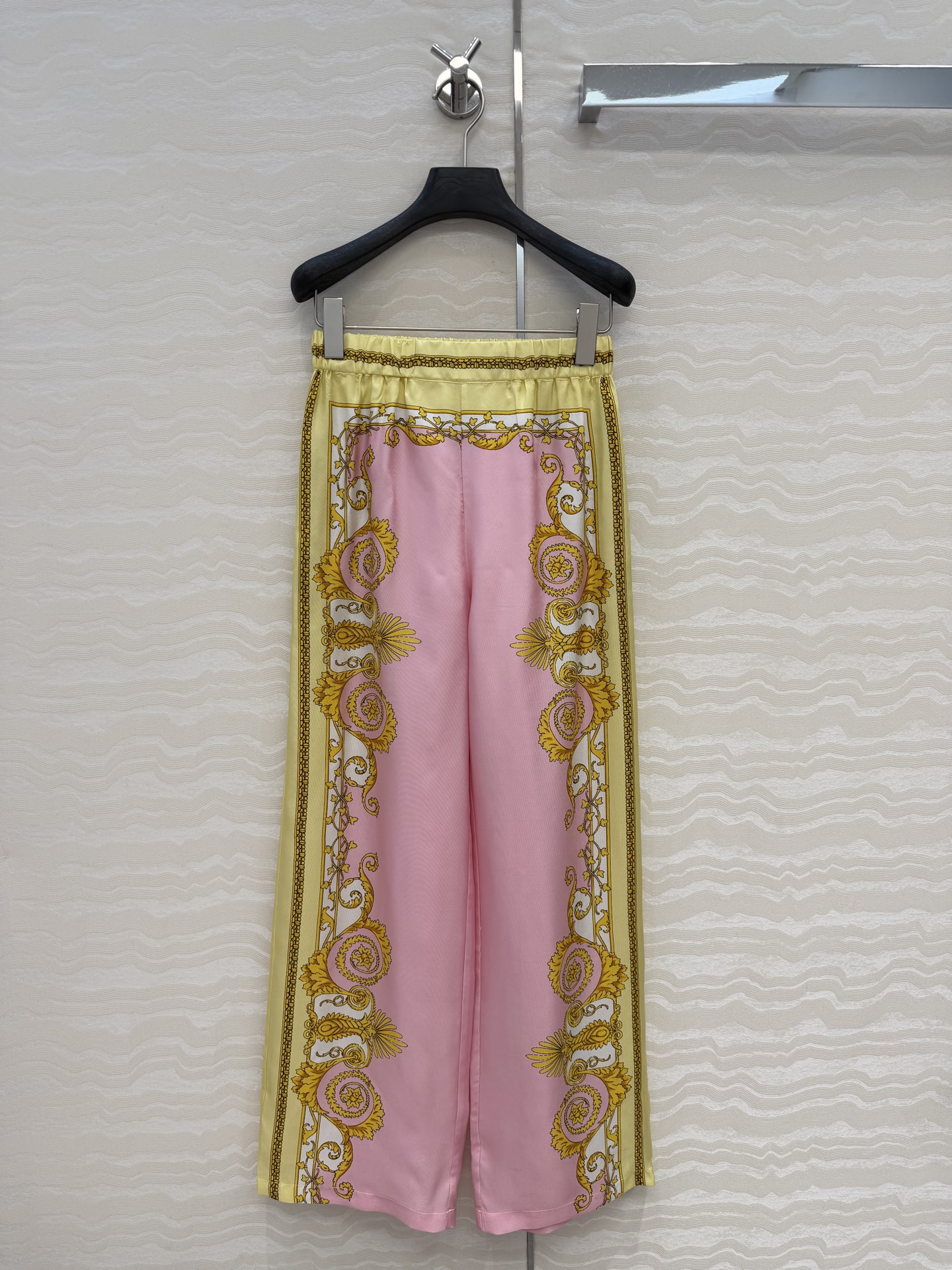 爆单推荐❤️原单品质，地中海度假风。巴洛克定位印花真丝直筒裤。100%真丝斜纹绸！原版定位印花图案，经典