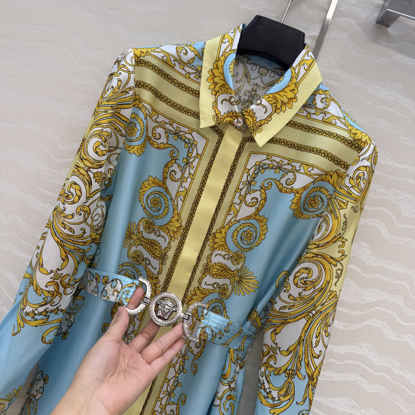 爆单推荐❤️原单品质，地中海度假风。巴洛克定位印花真丝连衣裙。100%真丝斜纹绸！美杜莎金属扣超美！原版