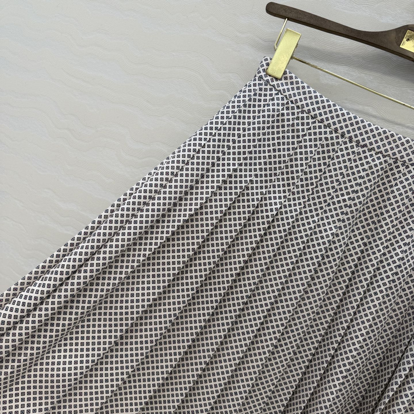 原单品质❤️lP🆕高智感穿搭！南法风情氛围感格纹元素印花压褶工艺长半裙！进口面料质感轻盈舒适。重工定位裙