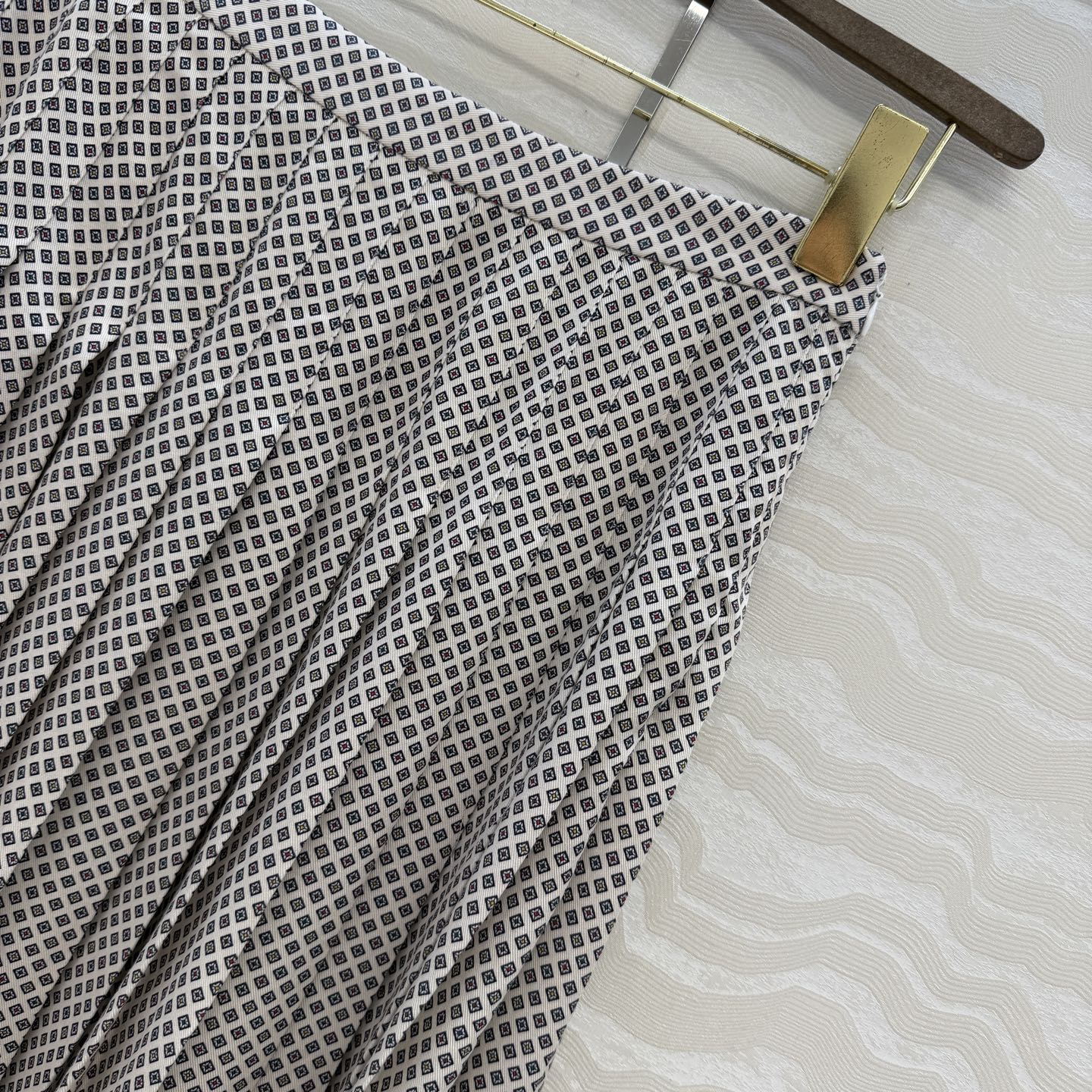 原单品质❤️lP🆕高智感穿搭！南法风情氛围感格纹元素印花压褶工艺长半裙！进口面料质感轻盈舒适。重工定位裙