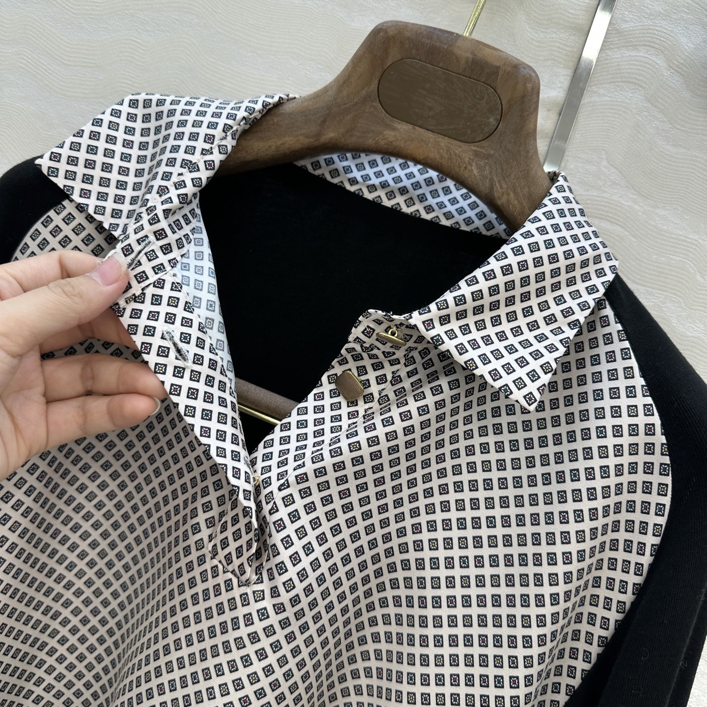 原单品质❤️lP🆕高智感穿搭！南法风情氛围感格纹元素印花Polo领上衣，进口面料质感轻盈舒适。100%真