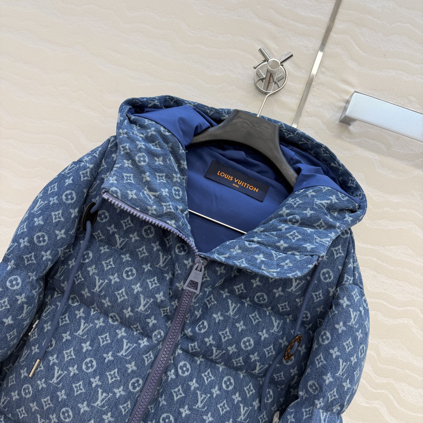 高端原单品质❤️爆单推荐L新品滑雪系列，MONOGRAM丹宁牛仔老花连帽羽绒服外套！定制洗水牛仔面料软糯