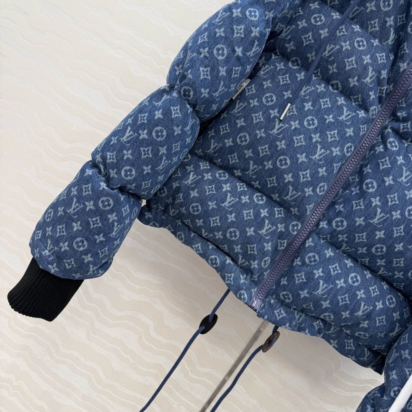 高端原单品质❤️爆单推荐L新品滑雪系列，MONOGRAM丹宁牛仔老花连帽羽绒服外套！定制洗水牛仔面料软糯