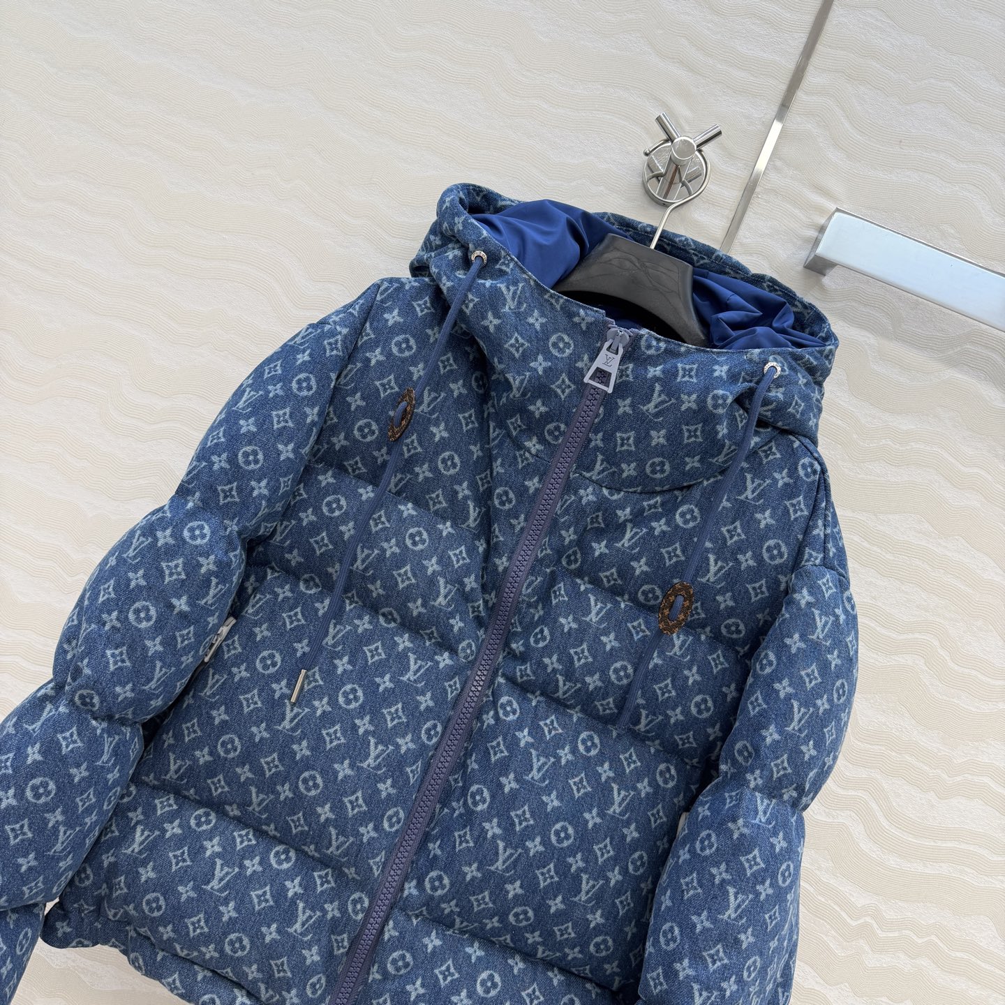 高端原单品质❤️爆单推荐L新品滑雪系列，MONOGRAM丹宁牛仔老花连帽羽绒服外套！定制洗水牛仔面料软糯