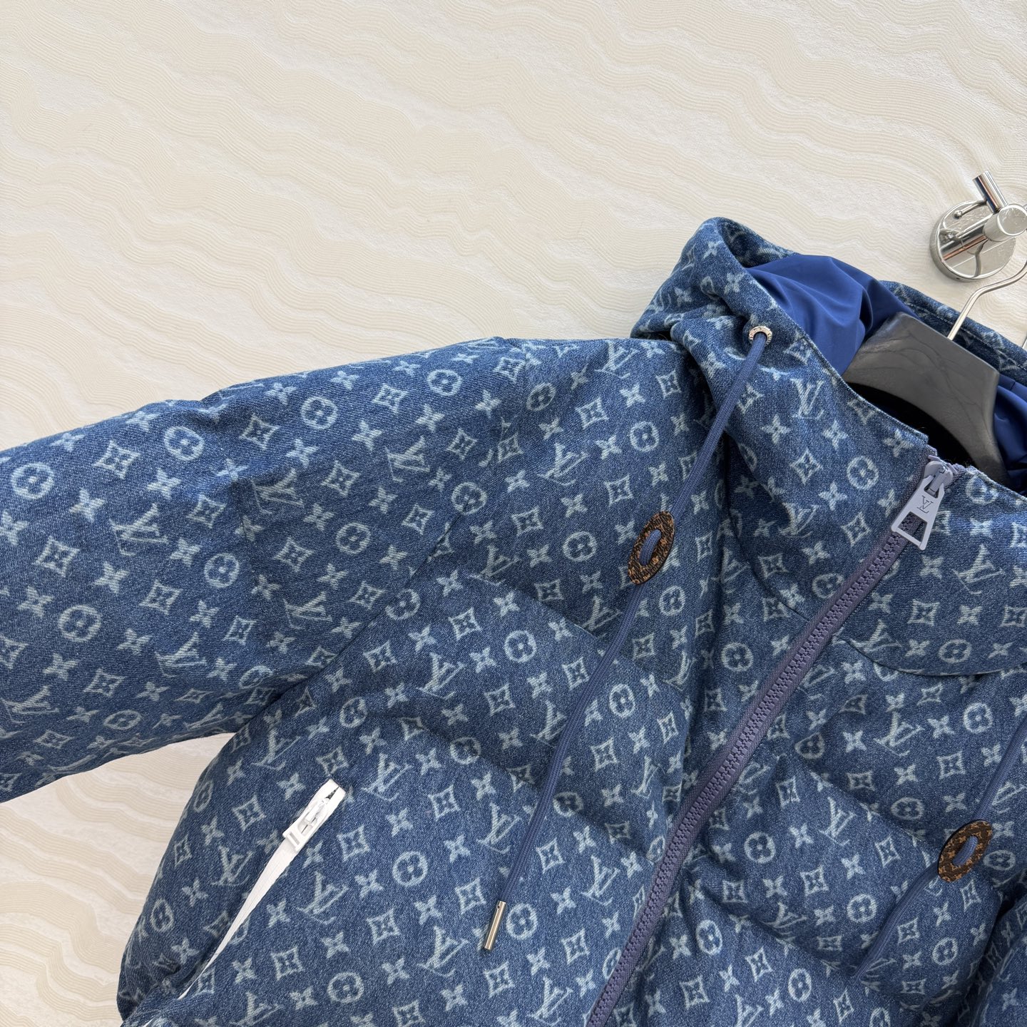 高端原单品质❤️爆单推荐L新品滑雪系列，MONOGRAM丹宁牛仔老花连帽羽绒服外套！定制洗水牛仔面料软糯