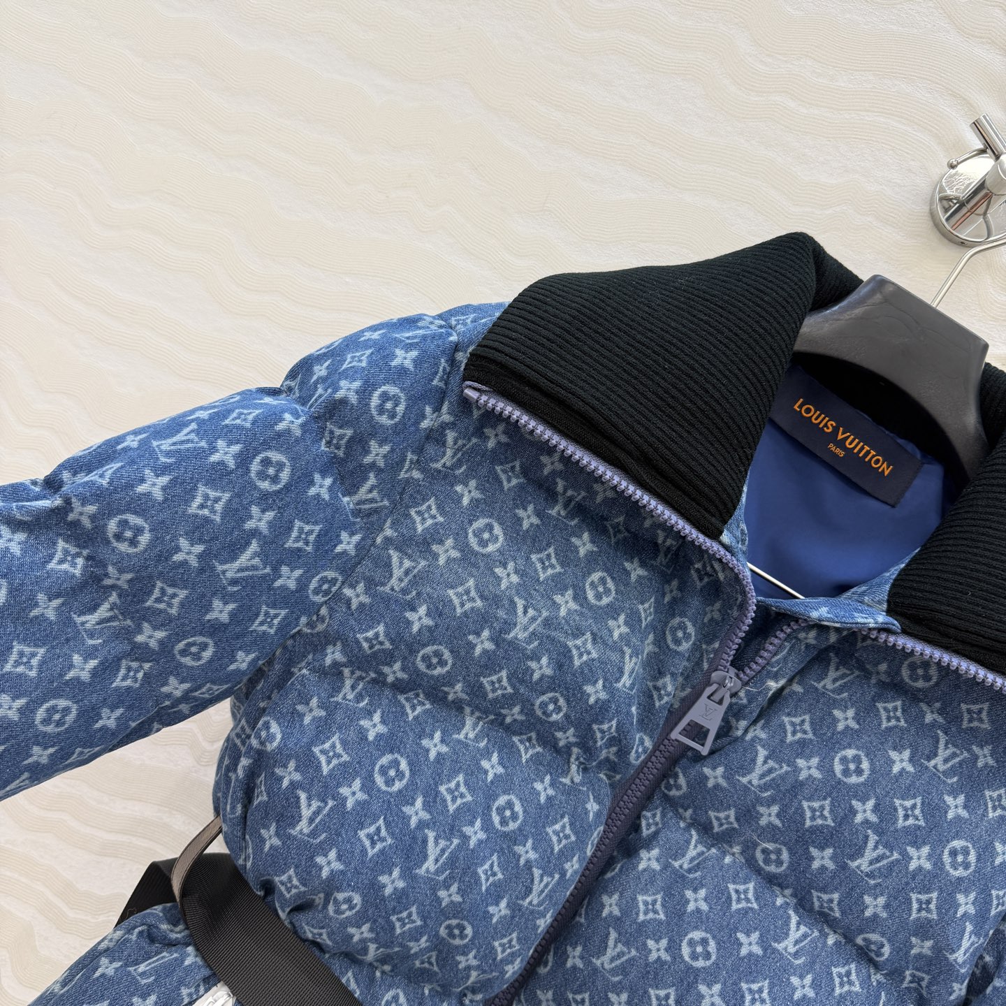 高端原单品质❤️爆单推荐L新品滑雪系列，MONOGRAM丹宁牛仔老花立领羽绒服外套！定制洗水牛仔面料软糯